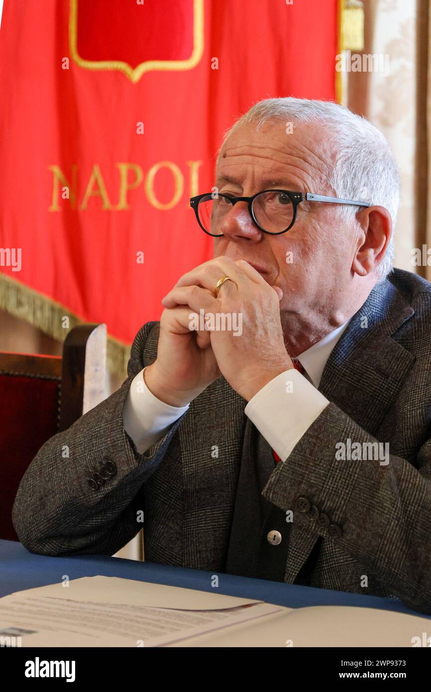 6. März 2024, Neapel, Kampanien, piazza municipio: 03/06/2024 NEAPEL, DER MAESTRO PISTOLETTO IM GIUNTA-SAAL IM PALAZZO SAN GIACOMO BEI DER PRÄSENTATION DER NEUEN VERSION DER „VENUS DER LUMPEN“ AUF DER PIAZZA MUNICIPIO. Die Venus, so heißt es, wurde der Stadt Neapel geschenkt. (Kreditbild: © Fabio Sasso/ZUMA Press Wire) NUR REDAKTIONELLE VERWENDUNG! Nicht für kommerzielle ZWECKE! Stockfoto