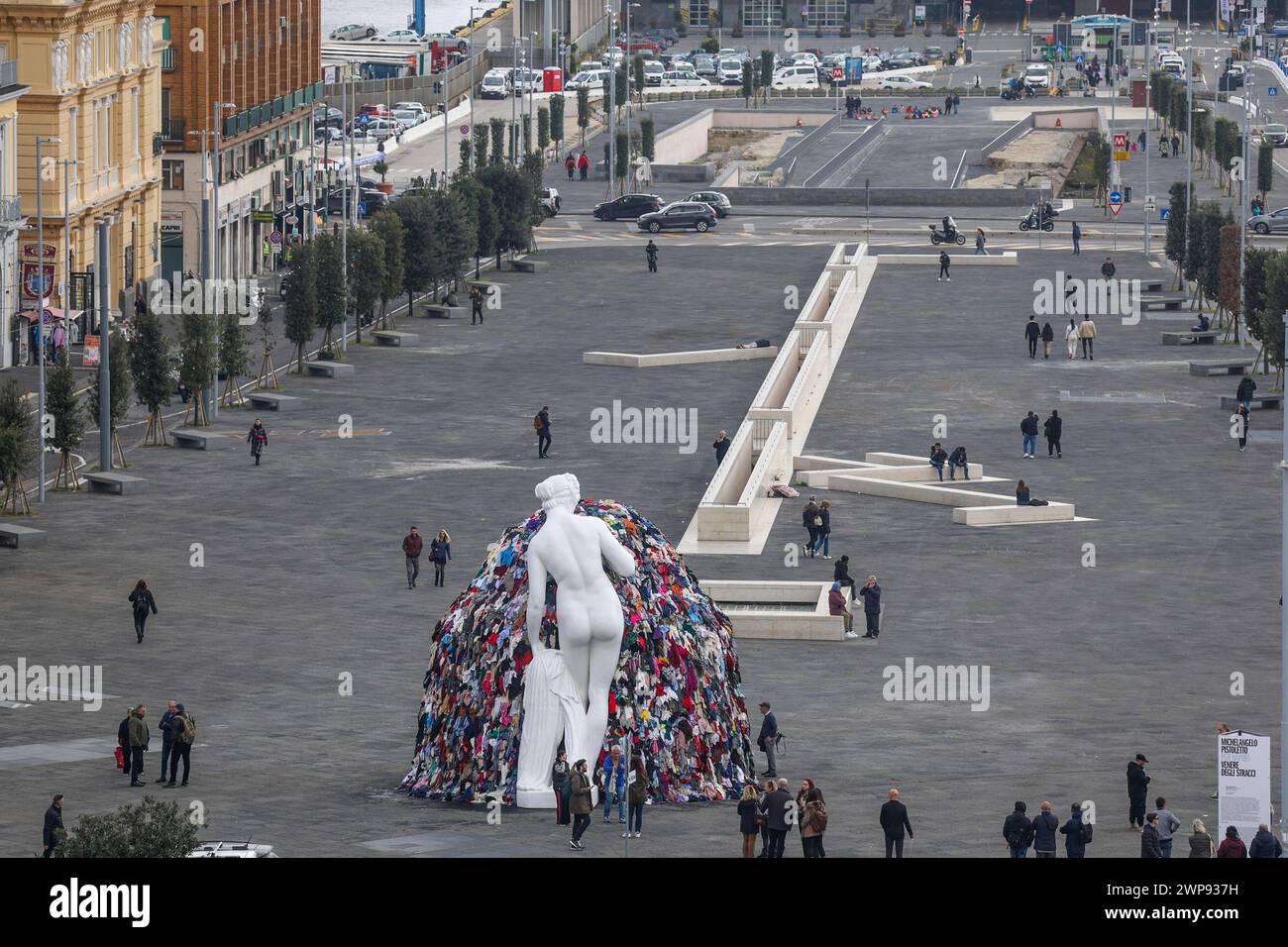 6. März 2024, Neapel, Kampanien, piazza municipio: 03/06/2024 NEAPEL, DER MAESTRO PISTOLETTO IM GIUNTA-SAAL IM PALAZZO SAN GIACOMO BEI DER PRÄSENTATION DER NEUEN VERSION DER „VENUS DER LUMPEN“ AUF DER PIAZZA MUNICIPIO. Die Venus, so heißt es, wurde der Stadt Neapel geschenkt. (Kreditbild: © Fabio Sasso/ZUMA Press Wire) NUR REDAKTIONELLE VERWENDUNG! Nicht für kommerzielle ZWECKE! Stockfoto