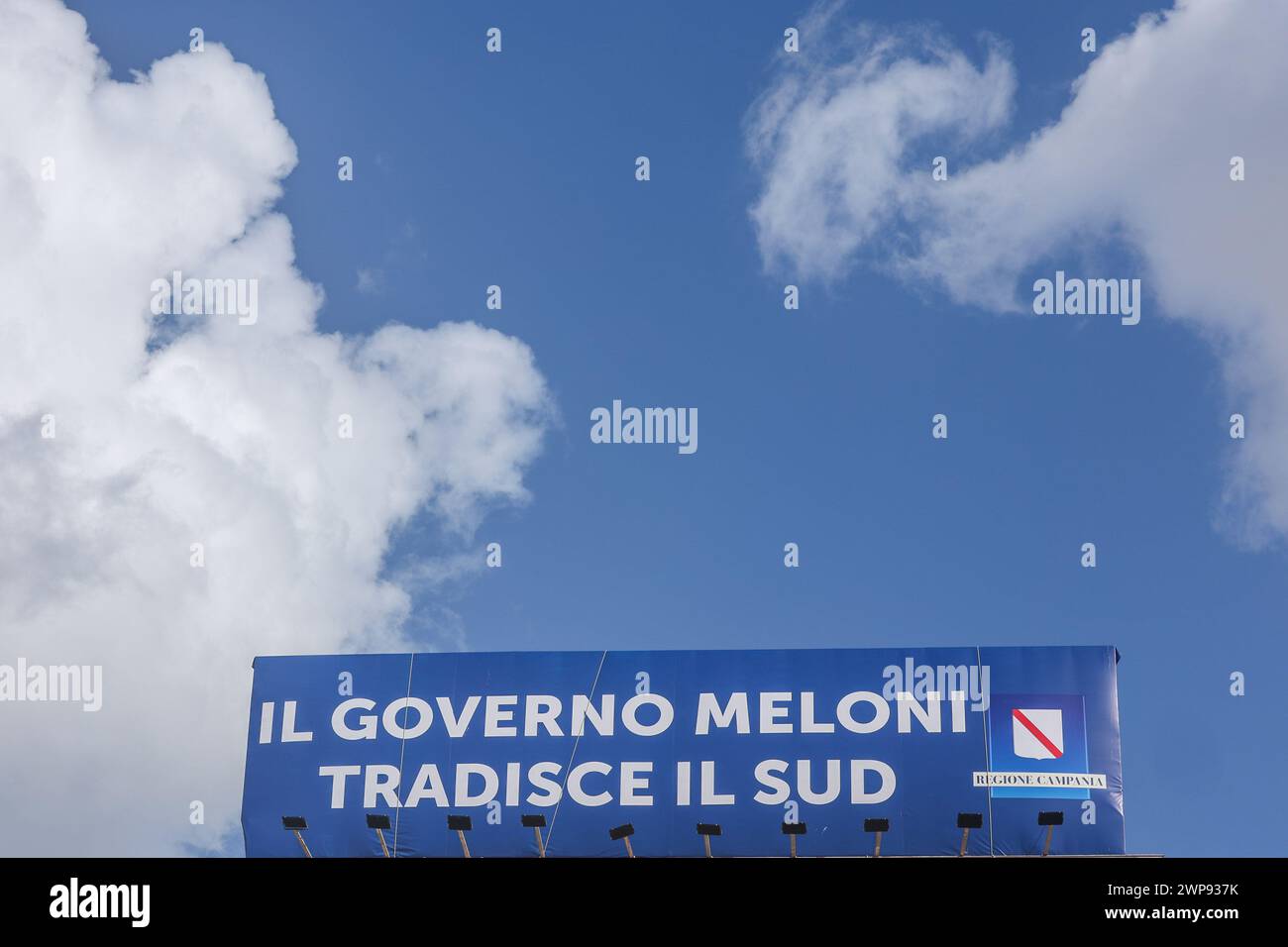 6. März 2024, Neapel, Kampanien, piazza municipio: 03/06/2024 NEAPEL, DER MAESTRO PISTOLETTO IM GIUNTA-SAAL IM PALAZZO SAN GIACOMO BEI DER PRÄSENTATION DER NEUEN VERSION DER „VENUS DER LUMPEN“ AUF DER PIAZZA MUNICIPIO. Die Venus, so heißt es, wurde der Stadt Neapel geschenkt. (Kreditbild: © Fabio Sasso/ZUMA Press Wire) NUR REDAKTIONELLE VERWENDUNG! Nicht für kommerzielle ZWECKE! Stockfoto