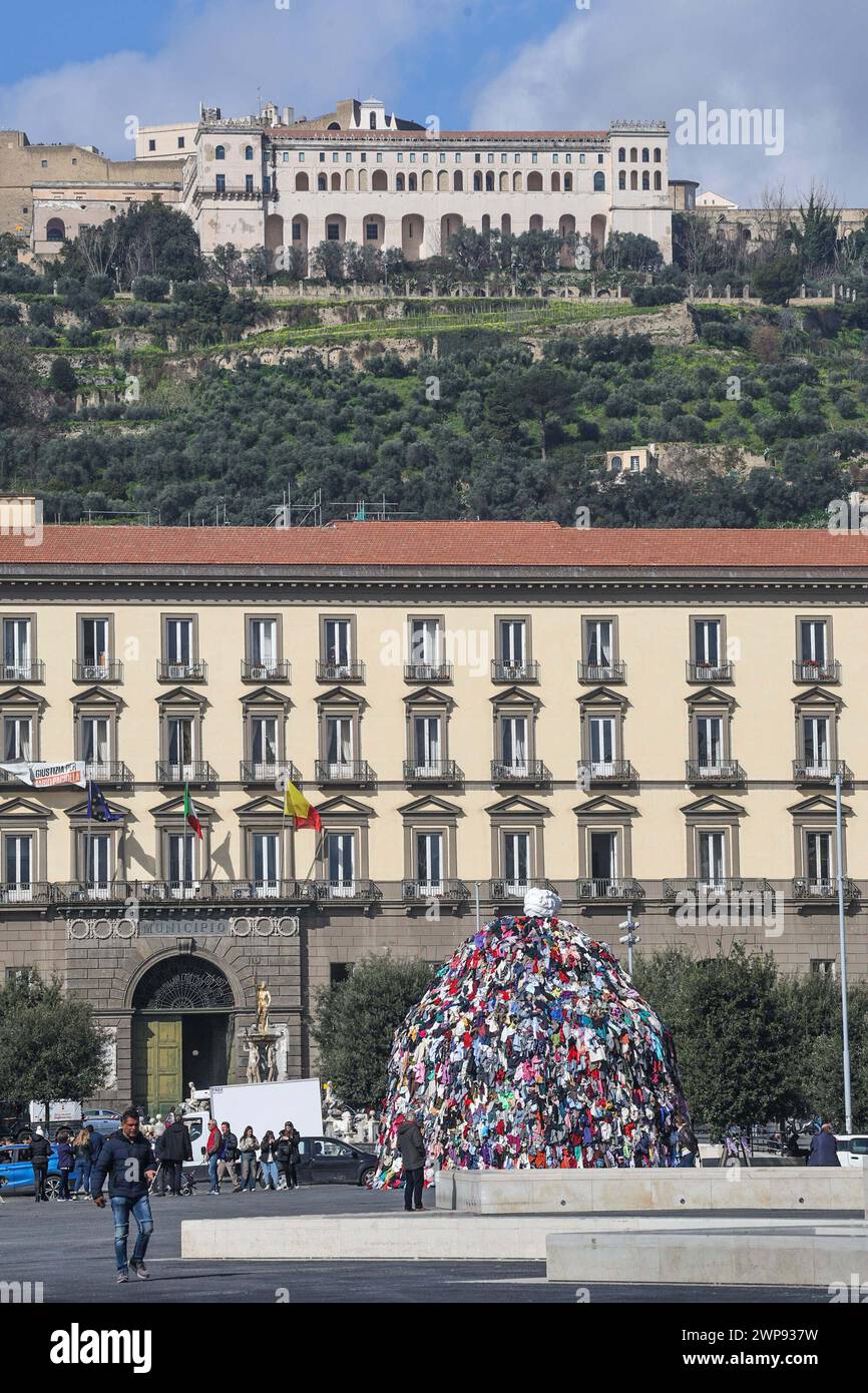 6. März 2024, Neapel, Kampanien, piazza municipio: 03/06/2024 NEAPEL, DER MAESTRO PISTOLETTO IM GIUNTA-SAAL IM PALAZZO SAN GIACOMO BEI DER PRÄSENTATION DER NEUEN VERSION DER „VENUS DER LUMPEN“ AUF DER PIAZZA MUNICIPIO. Die Venus, so heißt es, wurde der Stadt Neapel geschenkt. (Kreditbild: © Fabio Sasso/ZUMA Press Wire) NUR REDAKTIONELLE VERWENDUNG! Nicht für kommerzielle ZWECKE! Stockfoto