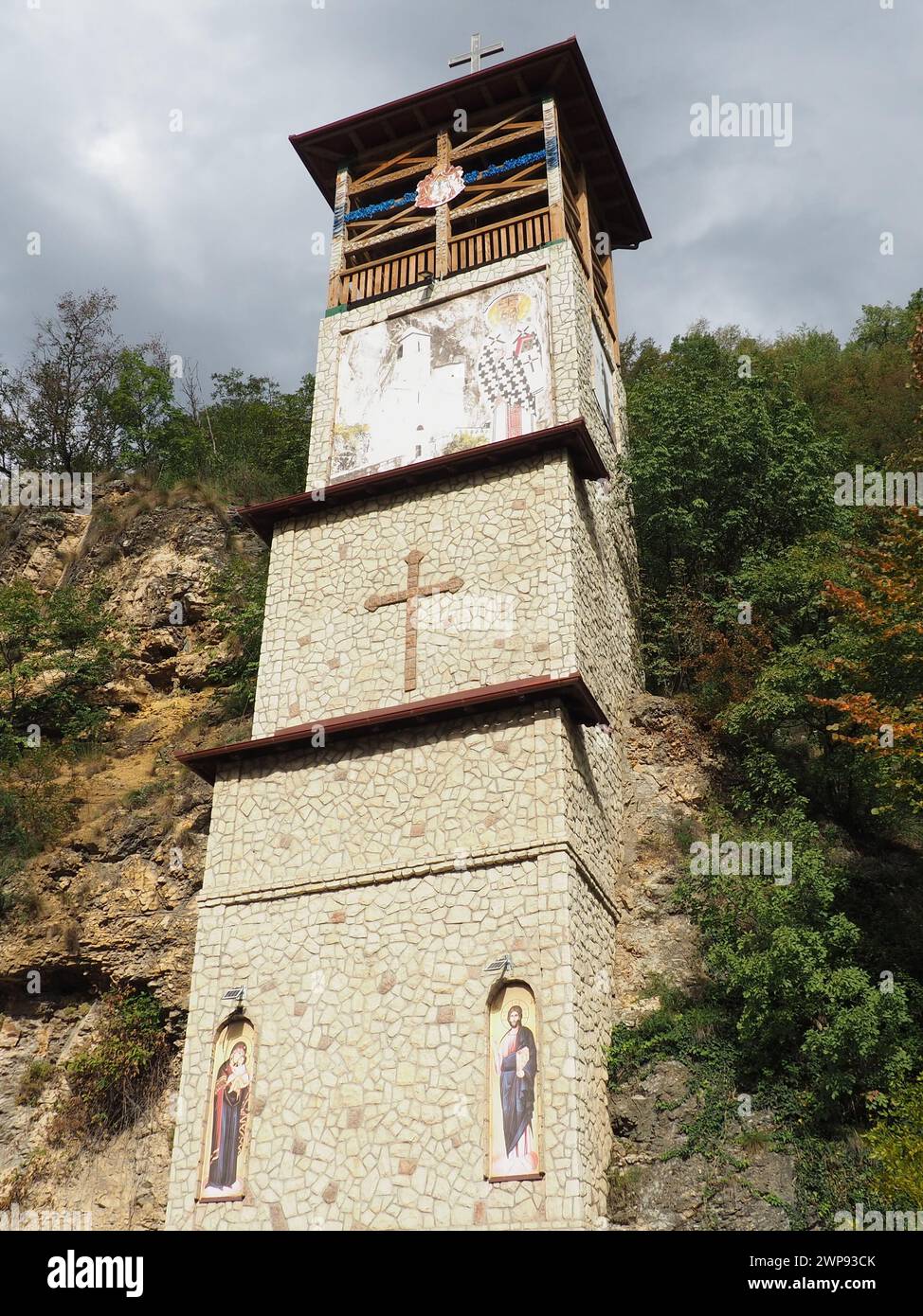 Mali Zvornik, Serbien, 29. September 2022 die Kirche des Heiligen Kreuzes oder Mali Ostrog, ein Gebetsort im Felsen, wurde in eine Höhle geschnitzt. Der Tempel Stockfoto