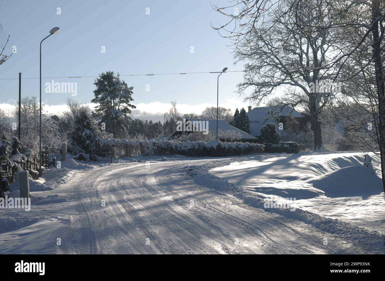 Sonniger Wintertag in einer kleinen Stadt Stockfoto