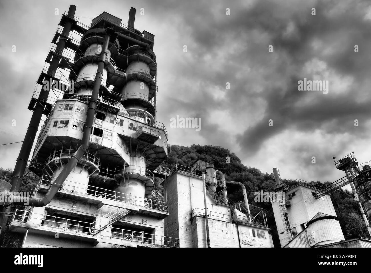 Mali Zvornik, Serbien, 29. September 2022 Zementwerk, Bergwerk Brasina. Industriearchitektur. Smog und Schmutzstaub, Luftverschmutzung, industrieller Hintergrund Stockfoto