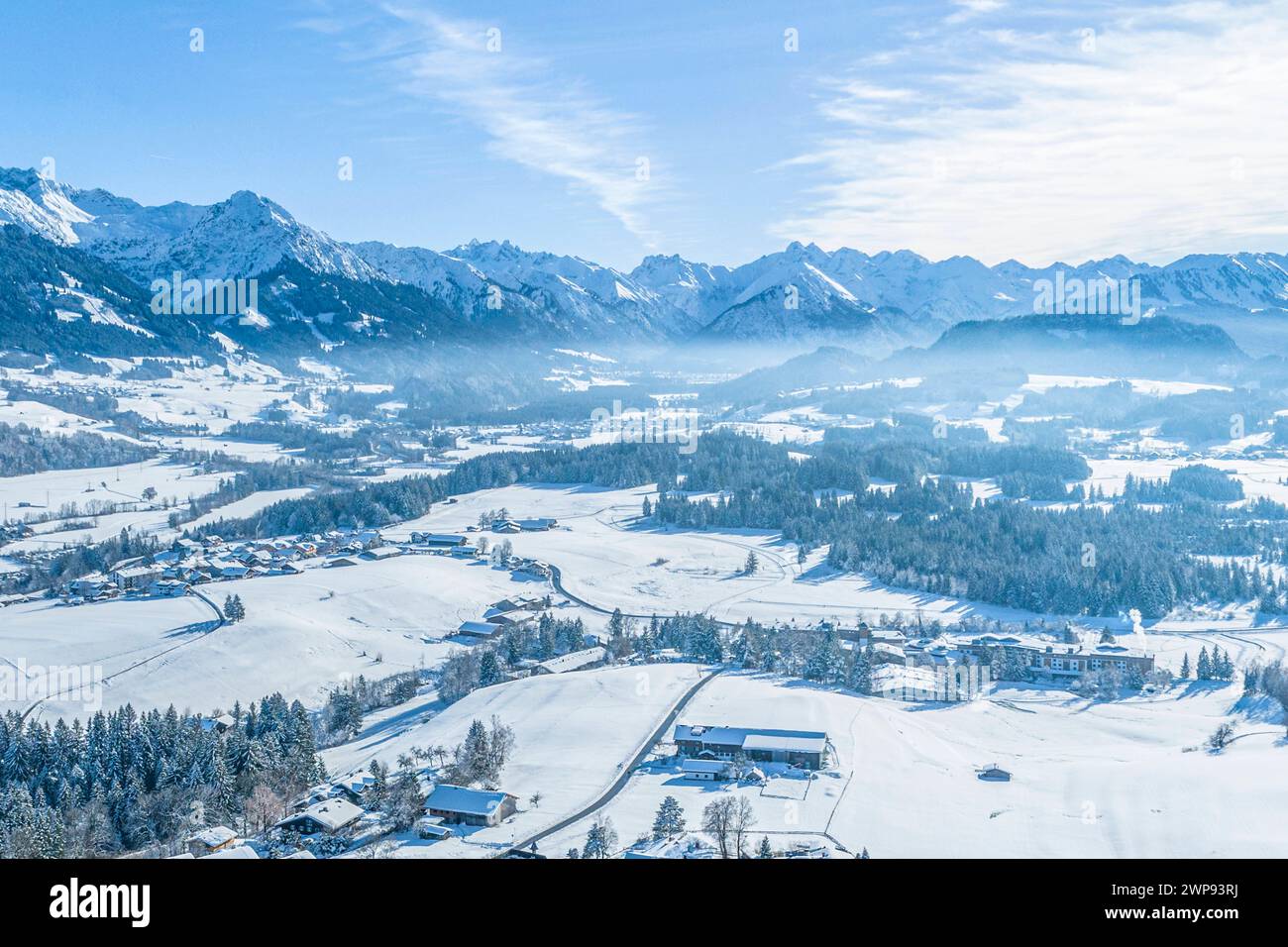 Blick von Wittelsbacher Höhe bei Ofterschwang ins tiefverschneite Oberallgäu das Illertal im Allgäu nahe Sonthofen an einem sonnigen, kalten Ofterschw Stockfoto