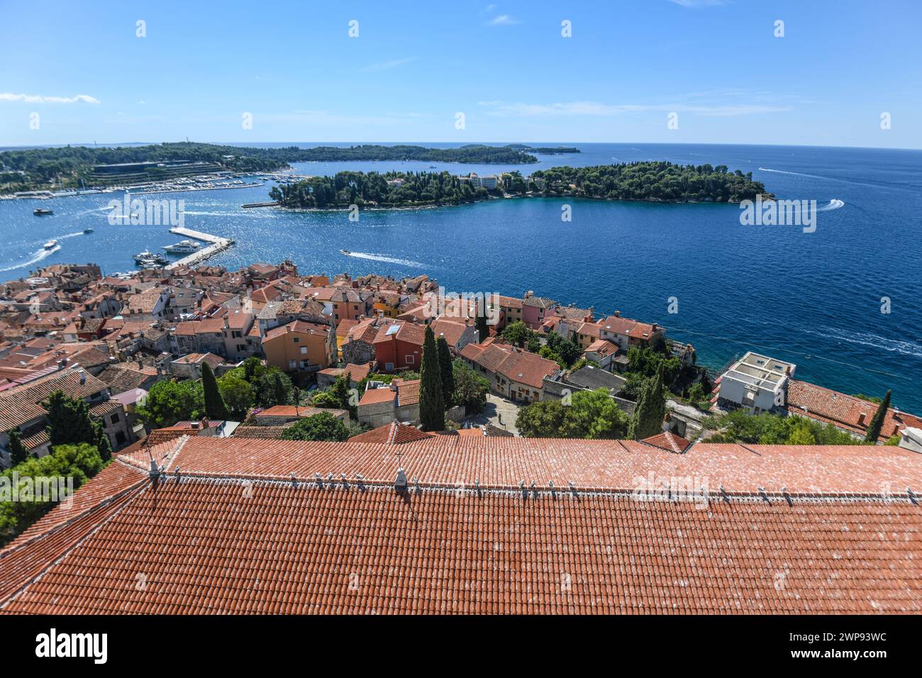 Rovinj: Hafen und Altstadt, Blick vom Glockenturm der Kirche St. Euphemia. Kroatien Stockfoto
