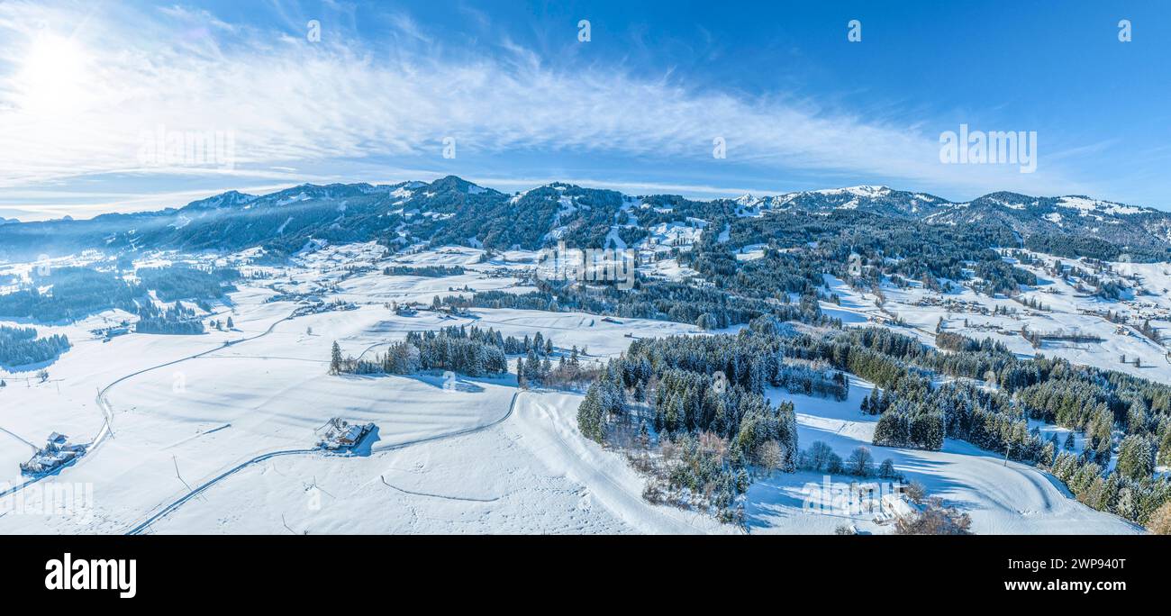 Blick von Wittelsbacher Höhe bei Ofterschwang ins tiefverschneite Oberallgäu das Illertal im Allgäu nahe Sonthofen an einem sonnigen, kalten Ofterschw Stockfoto