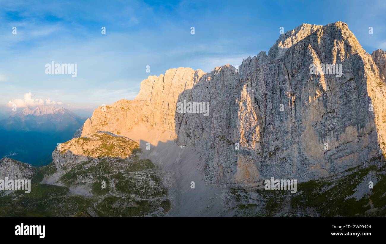 Luftaufnahme der nördlichen Ecke des Presolana bei Sonnenuntergang. Val di Scalve, Bezirk Bergamo, Lombardei, Italien, Südeuropa. Stockfoto