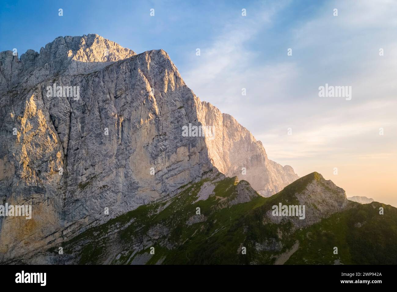Luftaufnahme der nördlichen Ecke des Presolana bei Sonnenuntergang. Val di Scalve, Bezirk Bergamo, Lombardei, Italien, Südeuropa. Stockfoto
