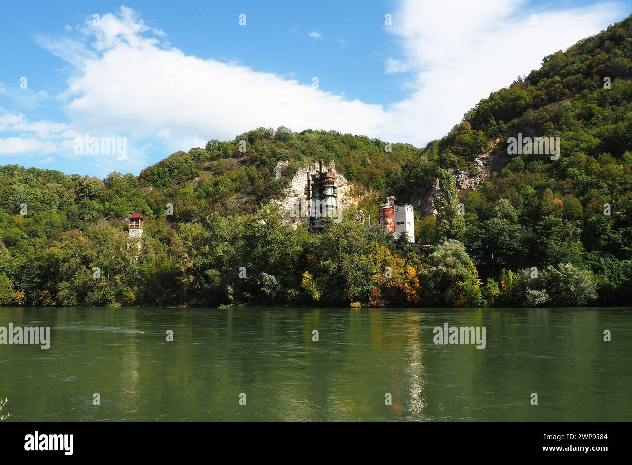 Mali Zvornik, Serbien, 29. September 2022 die Kirche des Heiligen Kreuzes oder Mali Ostrog, ein Gebetsort im Felsen, wurde in eine Höhle geschnitzt. Der Tempel Stockfoto