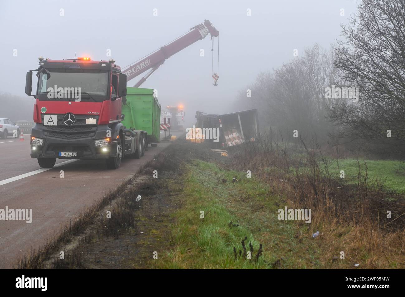 A14/Schkeuditz - Brause-Party Fanta-Laster kippt auf der Autobahn auf die Seite - langwierige Bergungsarbeiten 04.03.2024 gegen 2,45 Uhr A14 Richtung Magdeburg, zwischen Schkeuditz und Schkeuditzer Kreuz zu einem schweren Unfall kam es es in der Nacht auf Montage auf der A14 in Richtung Magdeburg. Nach Angaben einer Polizeisprecherin war der 54-jährige, polnische Fahrer eines Lasters gegen 2,45 Uhr auf der Autobahn zwischen Schkeuditz und Schkeuditzer Kreuz unterwegs, als er aus bislang ungeklärter Ursache nach rechts von der Fahrbahn abkam. Der Laster mit einer großen Ladung Fanta-Limonade kippte Stockfoto