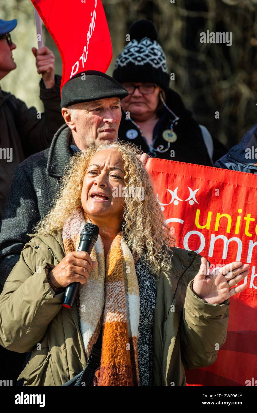 London, Großbritannien. März 2024. Liverpool Abgeordneter Kim Johnson spricht - Cold Homes Kill, End Fuel Poverty Protest unterstützt von mehreren Abgeordneten, The Unite Union, Fuel Poverty Action und Extinction Rebellion - Demonstranten versammeln sich draußen, als Jeremy Hunt Abgeordneter, Kanzler des Finanzministeriums am Budgettag in Westminster, London, den Haushalt im Parlament vorlegt. Guy Bell/Alamy Live News Stockfoto