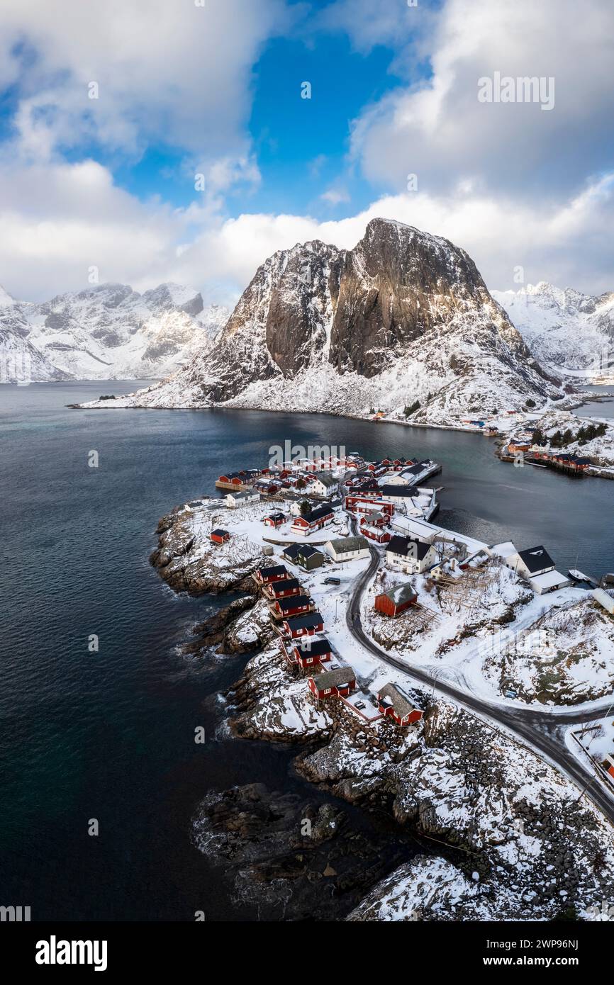 Aus der Vogelperspektive auf die Insel Hamnøya und den Berg Lilandstinden in der reine-Bucht im Winter. Lofoten-Inseln, Norwegen. Stockfoto