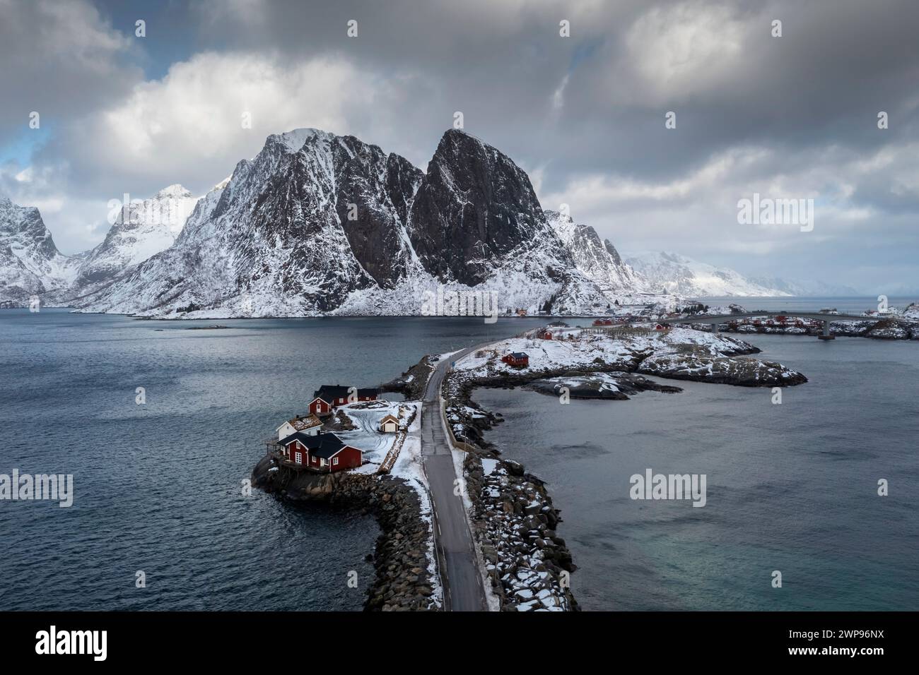 Aus der Vogelperspektive auf die Insel Hamnøya und den Berg Lilandstinden in der reine-Bucht im Winter. Lofoten-Inseln, Norwegen. Stockfoto