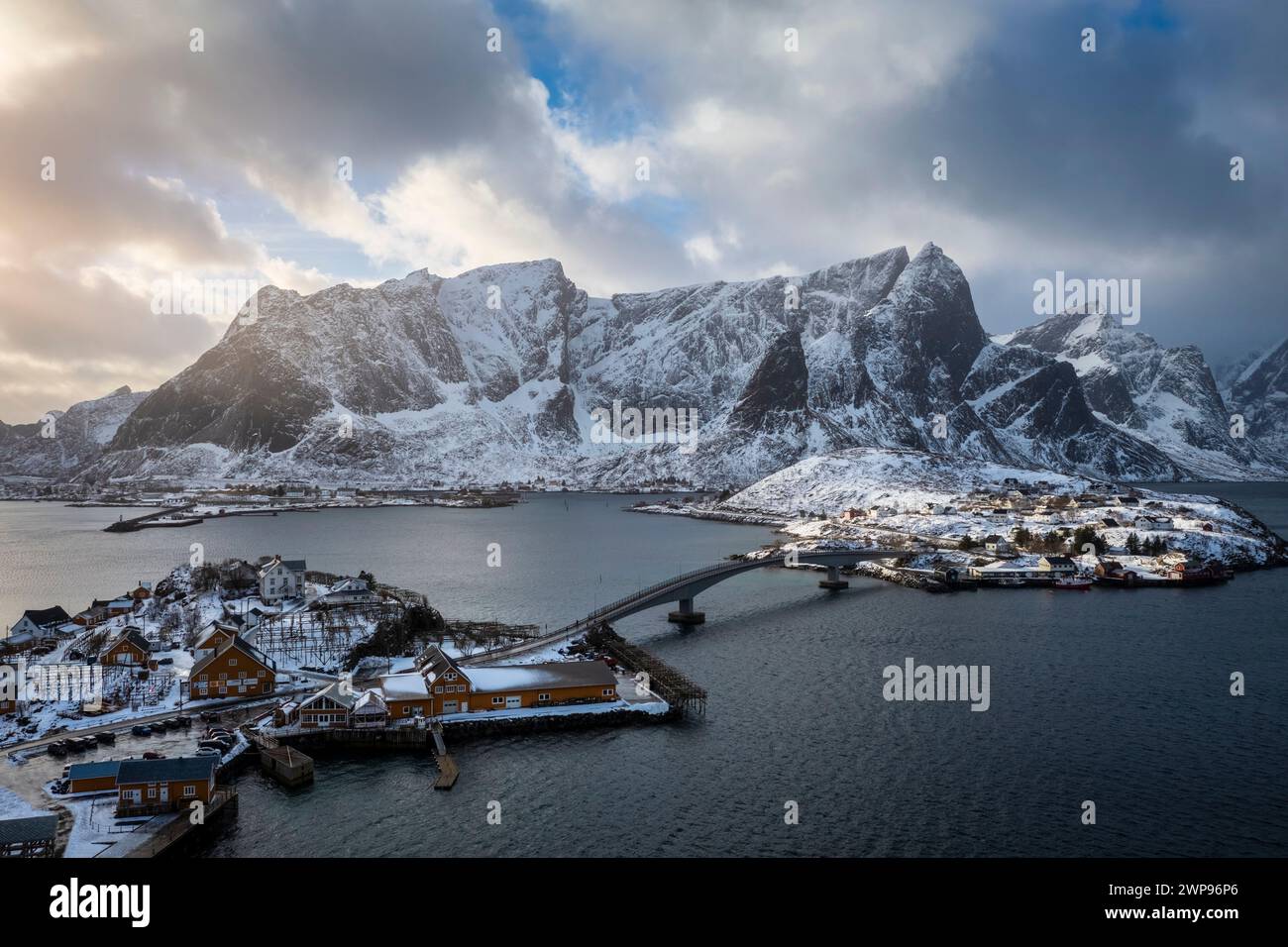 Luftaufnahme der Insel Sakrisøya und der reine-Bucht in Richtung Reinebringen im Winter, Lofoten-Inseln, Norwegen. Stockfoto