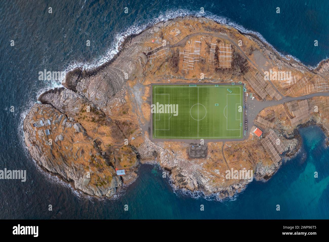 Aus der Vogelperspektive des Henningsvaer Stadions auf der Insel Hellandsøya. Gemeinde Vågan, Austvågøy, Lofoten-Inseln, Nordland, Norwegen. Stockfoto