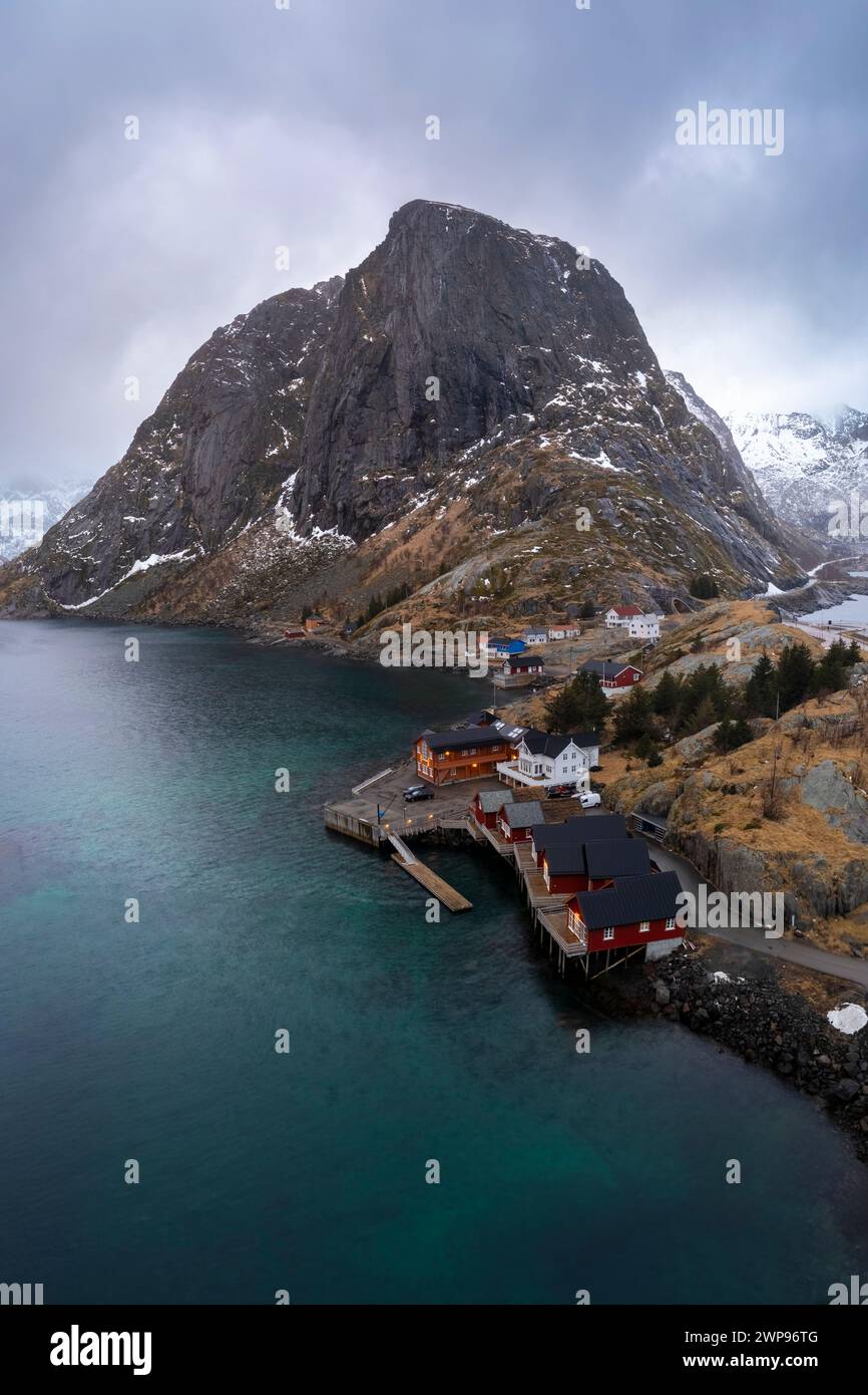 Aus der Vogelperspektive auf die Insel Hamnøya und den Berg Lilandstinden in der reine-Bucht im Winter. Lofoten-Inseln, Norwegen. Stockfoto
