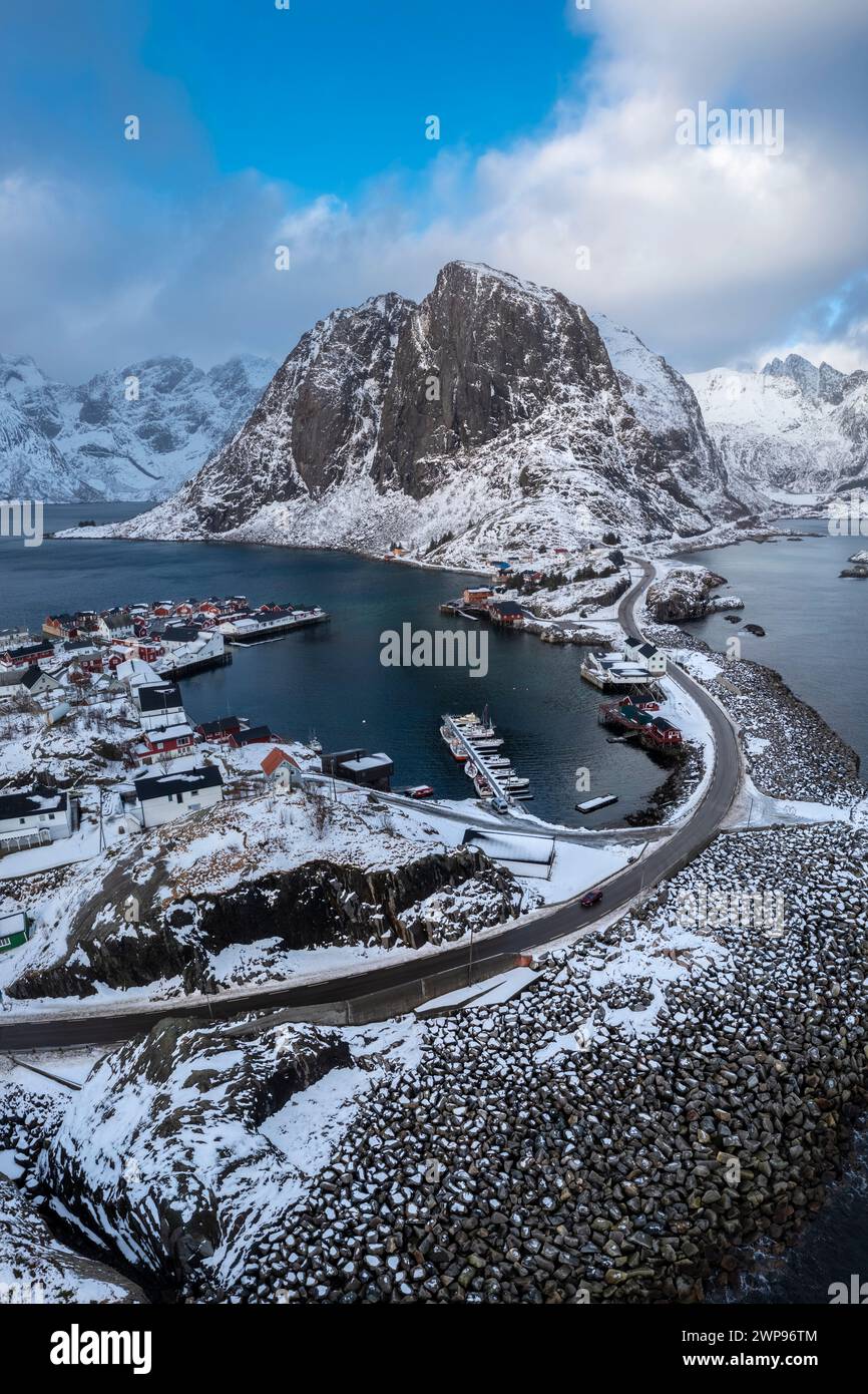 Aus der Vogelperspektive auf die Insel Hamnøya und den Berg Lilandstinden in der reine-Bucht im Winter. Lofoten-Inseln, Norwegen. Stockfoto