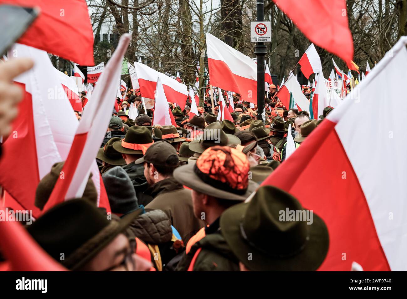 Polnische Bauern gehen mit polnischer Flagge auf die Straße, um gegen den EU-Grünen Deal und den Import von Agrarprodukten aus nicht-EU-Ländern, einschließlich der Ukraine, zu protestieren, vor dem Premierminister Cancellary im Zentrum von Warschau, der Hauptstadt Polens am 6. März 2024. Stockfoto