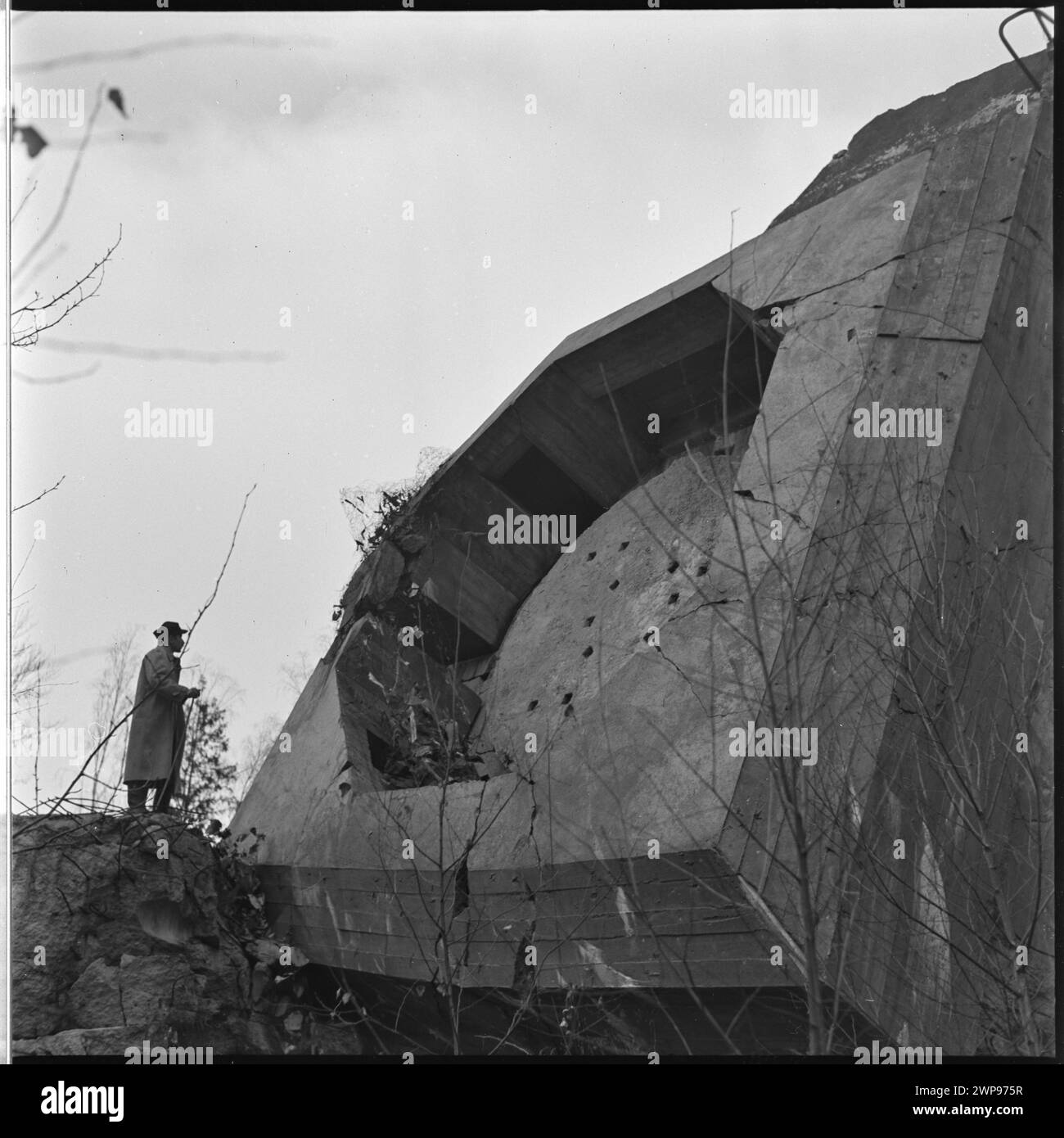 Fotografie der Ruinen eines Bunkers in Wilcze Szańć, dem ehemaligen Hauptquartier von Adolf Hitler, aufgenommen von Wiesław Prażuch im Jahre 1953. Stockfoto