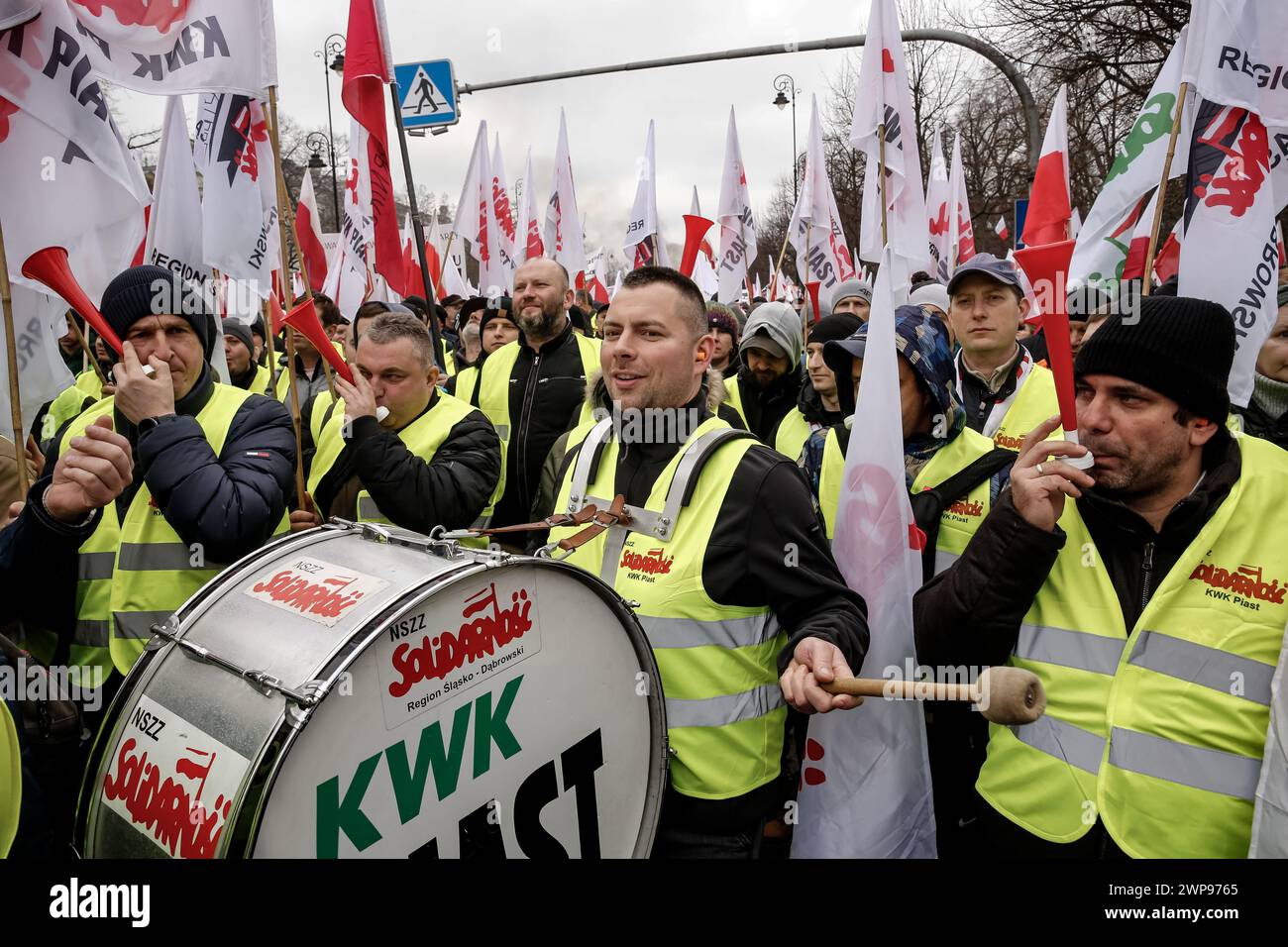 Polnische Bauern gehen mit polnischer Flagge und Solidaritätsunion auf die Straße, um gegen den EU-Grünen Deal und den Import von Agrarprodukten aus nicht-EU-Ländern, einschließlich der Ukraine, zu protestieren, vor dem Premierminister Cancellary im Zentrum von Warschau, der Hauptstadt Polens am 6. März 2024. Stockfoto
