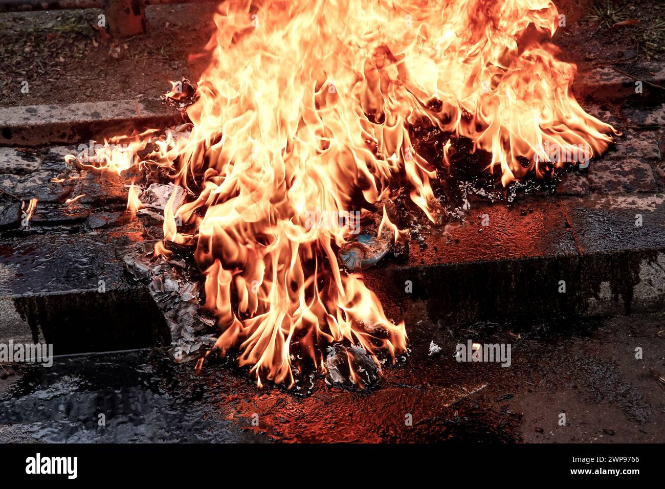 Polnische Bauern gehen auf die Straße und verbrennen Lagerfeuer aus Plastik, um gegen den EU-Grünen Deal und den Import von Agrarprodukten aus nicht-EU-Ländern, einschließlich der Ukraine, zu protestieren, vor dem Premierminister Cancellary im Zentrum von Warschau, der Hauptstadt Polens am 6. März 2024. Stockfoto