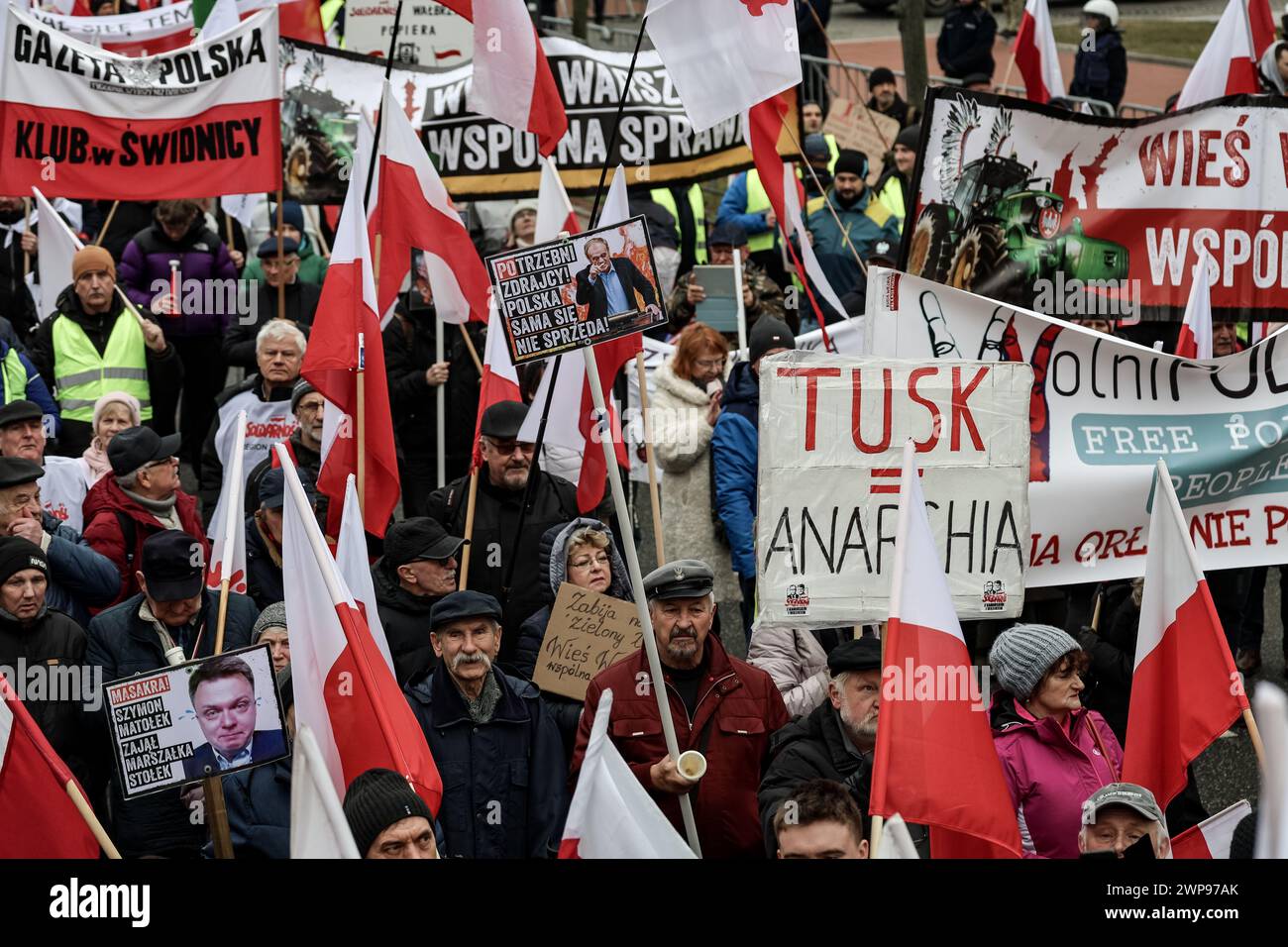 Polnische Bauern gehen mit polnischen Fahnen und regierungsfeindlichen Transparenten auf die Straße, um gegen den EU-Grünen Deal und den Import von Agrarprodukten aus nicht-EU-Ländern, einschließlich der Ukraine, zu protestieren, vor dem Premierminister Cancellary im Zentrum von Warschau, der Hauptstadt Polens am 6. März 2024. Stockfoto