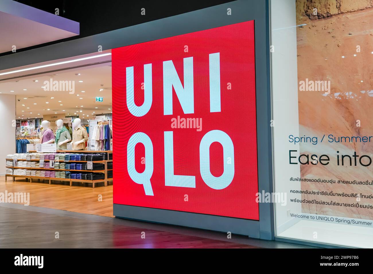 Video Animation Handelszeichen und Logo eines Uniqlo Stores, einer Handelsmarke von Fast Retail, einem japanischen Bekleidungsdesign, -Herstellung und -Vertrieb Stockfoto