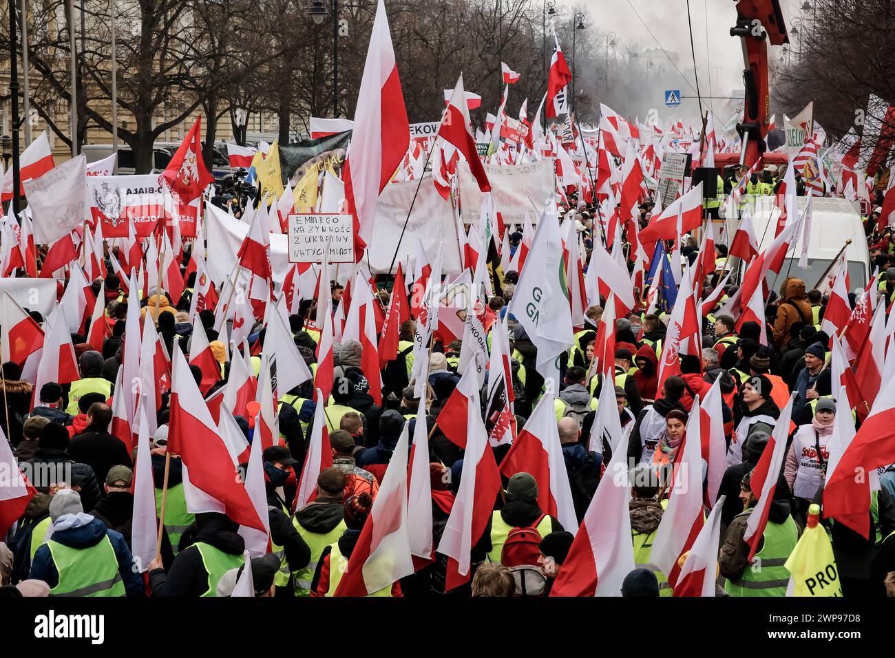 Polnische Bauern gehen mit polnischen Fahnen und regierungsfeindlichen Transparenten auf die Straße, um gegen den EU-Grünen Deal und den Import von Agrarprodukten aus nicht-EU-Ländern, einschließlich der Ukraine, zu protestieren, vor dem Premierminister Cancellary im Zentrum von Warschau, der Hauptstadt Polens am 6. März 2024. Stockfoto