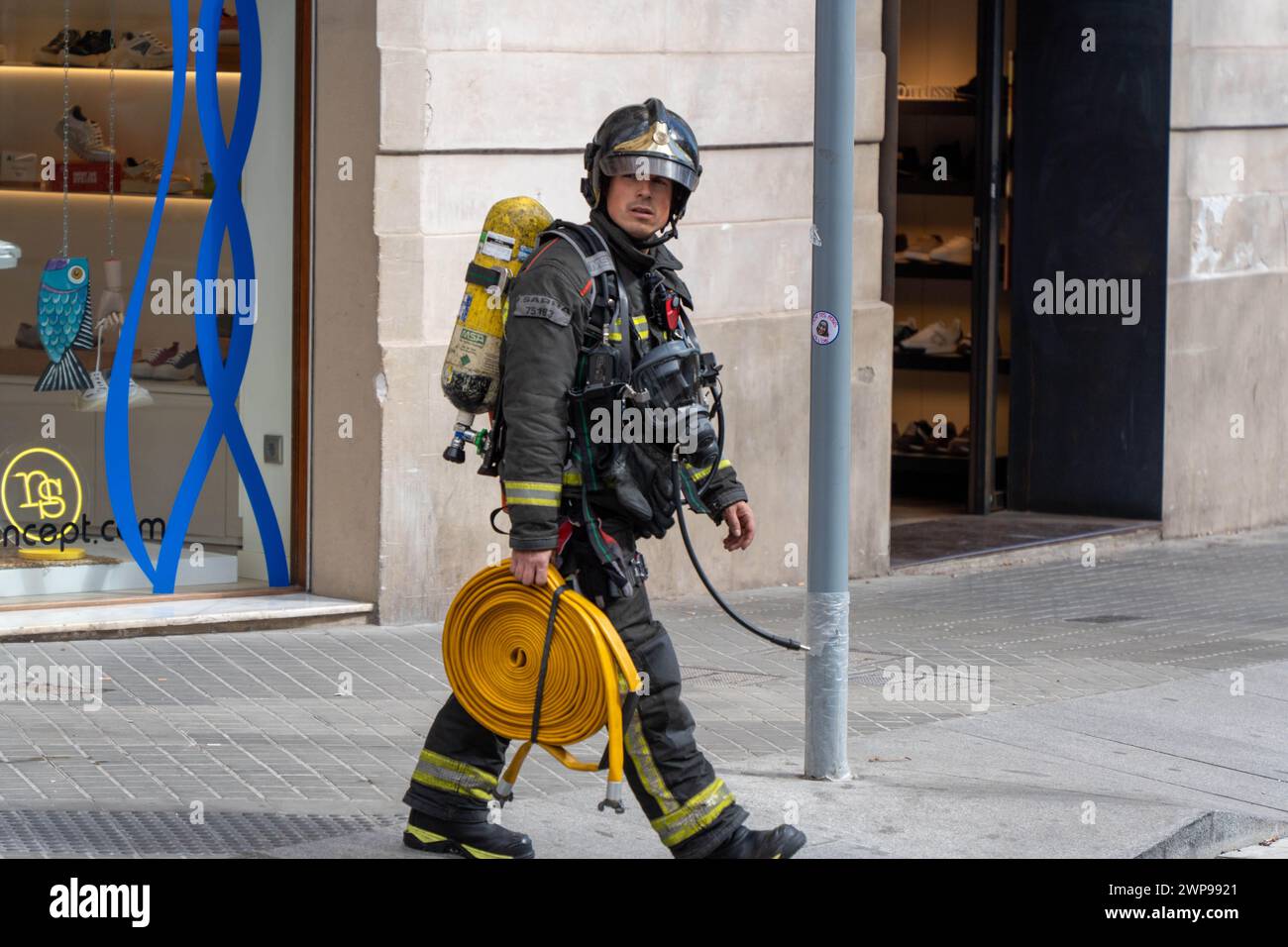 März, 06, 2024 Barcelona, SpainCronaca Barcelona, spain Feuer auf einem Dachboden bei Nummer 42 der Rambla de Catalunya Feuer auf einem Dachboden bei Nummer 42 der Rambla de Catalunya, in Barcelona dank des schnellen Eingreifens der Stadtgarde von Barcelona, es wurden keine Verletzungen gemeldet und nur Sachschäden an der betroffenen Wohnung aufgetreten. Drei Feuerwehrmannschaften in Barcelona und mehrere Polizeieinheiten wurden zum Tatort geschickt. Incendio en un ático en el&#xfa;mero 42 de la Rambla de Catalunya, en Barcelona. Gracias a la rápida intervención de la Guardia Urbana de Barcelona, Stockfoto