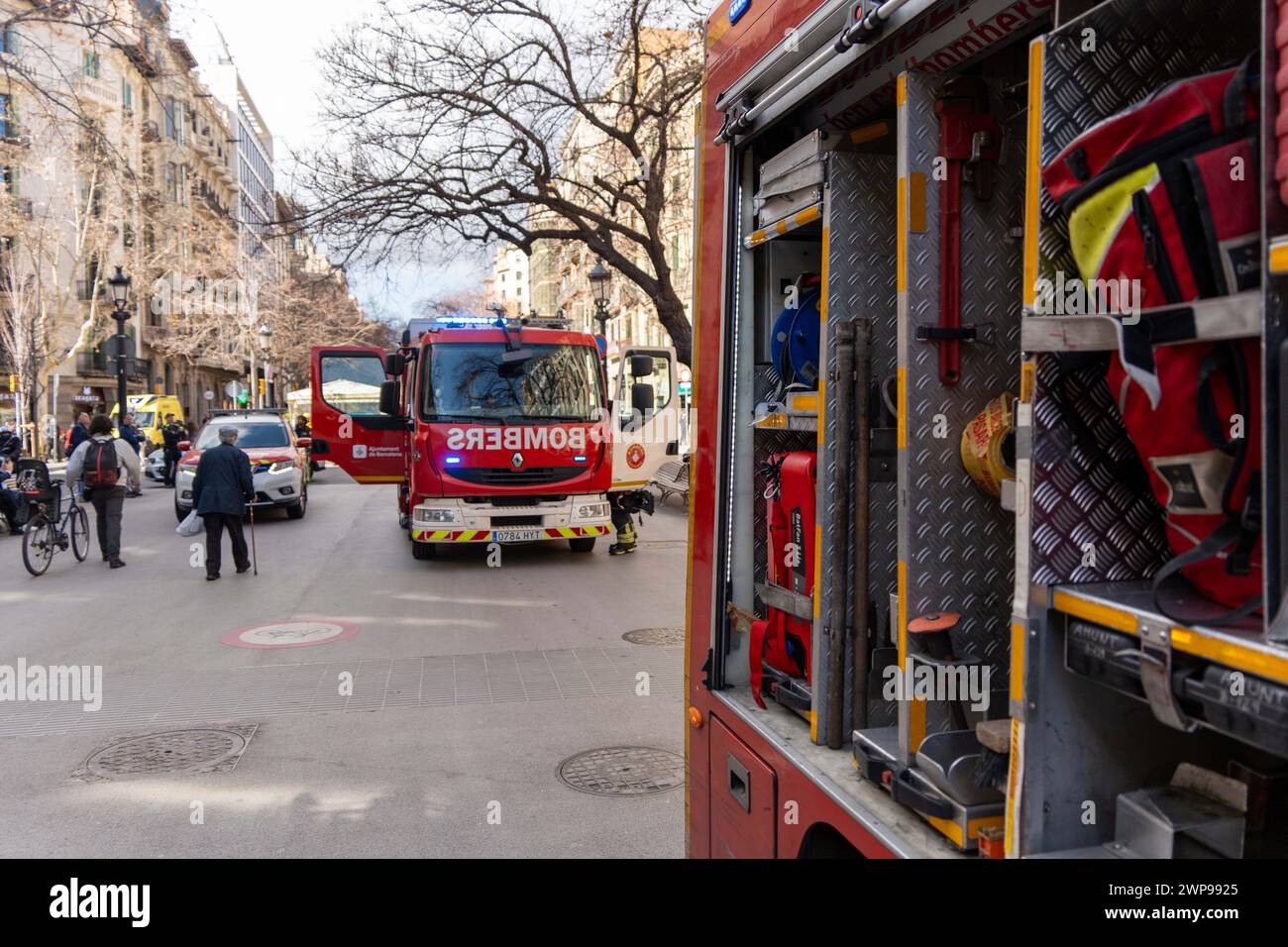 März, 06, 2024 Barcelona, SpainCronaca Barcelona, spain Feuer auf einem Dachboden bei Nummer 42 der Rambla de Catalunya Feuer auf einem Dachboden bei Nummer 42 der Rambla de Catalunya, in Barcelona dank des schnellen Eingreifens der Stadtgarde von Barcelona, es wurden keine Verletzungen gemeldet und nur Sachschäden an der betroffenen Wohnung aufgetreten. Drei Feuerwehrmannschaften in Barcelona und mehrere Polizeieinheiten wurden zum Tatort geschickt. Incendio en un ático en el&#xfa;mero 42 de la Rambla de Catalunya, en Barcelona. Gracias a la rápida intervención de la Guardia Urbana de Barcelona, Stockfoto