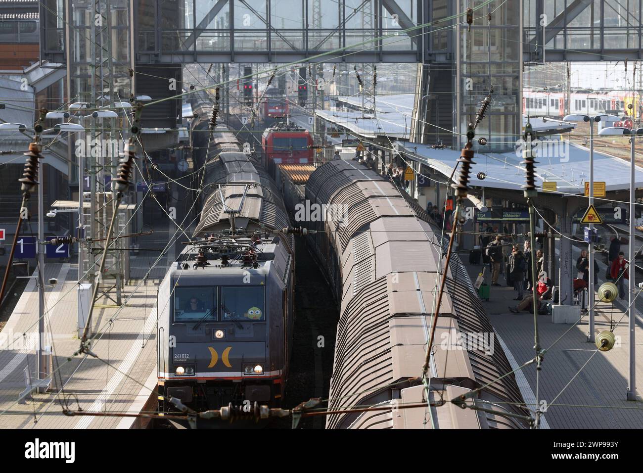 Siegen Hauptbahnhof. Ein Zug der DB undHector Rail im Hauptbahnhof Siegen. Hauptbahnhof am 06.03.2024 in Siegen/Deutschland. *** Siegen Hauptbahnhof A DB undHector Rail Zug am 06 03 2024 Siegen Hauptbahnhof Stockfoto