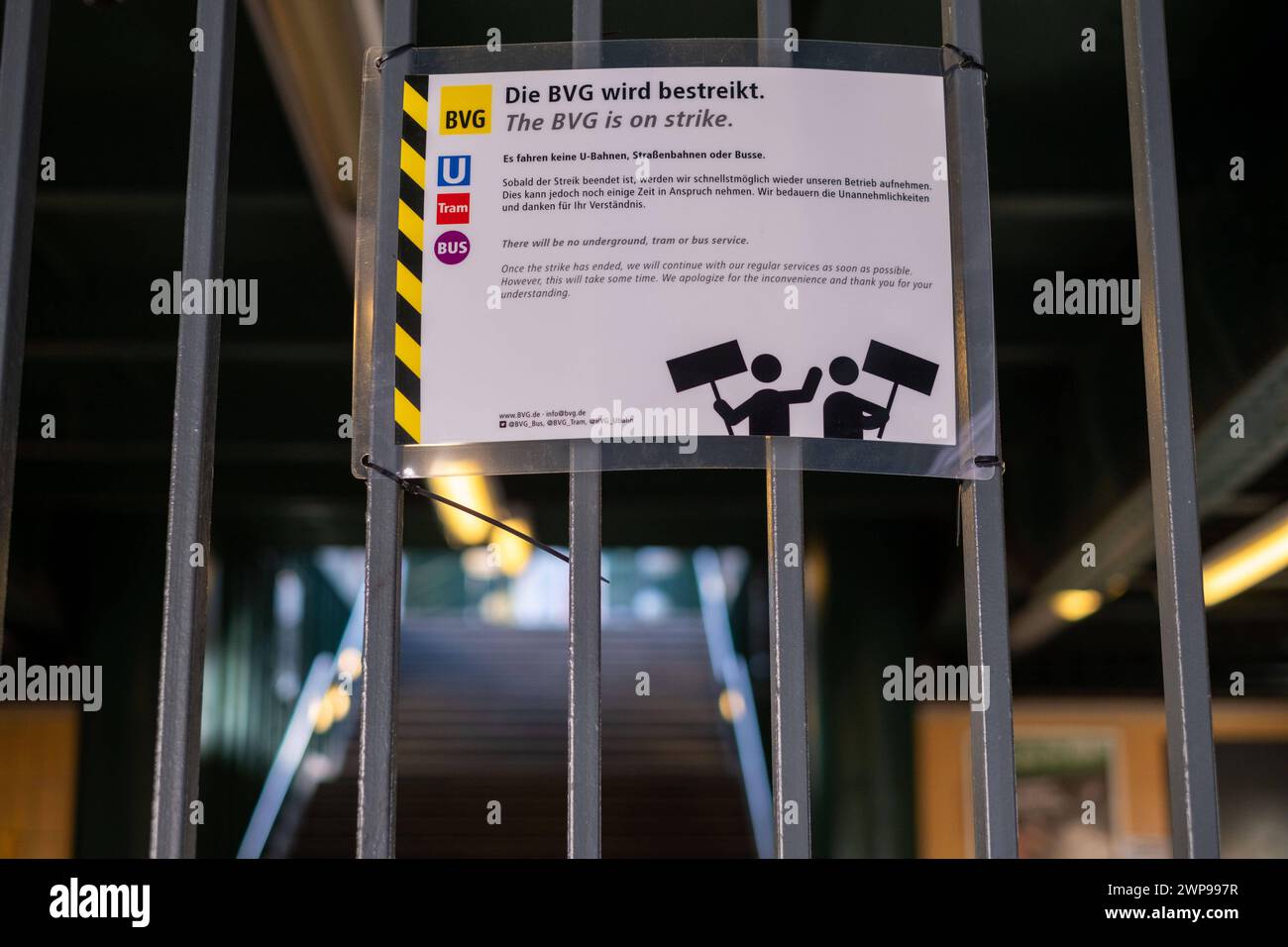 Verschlossener U-Bahnhof Schöönhauser alle in Berlin-Prenzlauer Berg. Die Gewerkschaft Verdi hat die Beschäftigten der kommunalen Nahverkehrsbetriebe zu einem 35-stündigen Warnstreik aufgerufen. In Berlin fahren keine U-Bahnen, Busse oder Straßenbahnen der Berliner Verkehrsbetriebe BVG. / Verschlossene U-Bahn-Station Schöönhauser alle in Berlin-Prenzlauer Berg. Die gewerkschaft Verdi hat die Mitarbeiter der ÖPNV-Unternehmen zu einem 35-stündigen Warnstreik aufgerufen. In Berlin verkehren keine U-Bahnen, Busse oder Straßenbahnen der Berliner Verkehrsbetriebe BVG. Warnstreik bei den BE Stockfoto