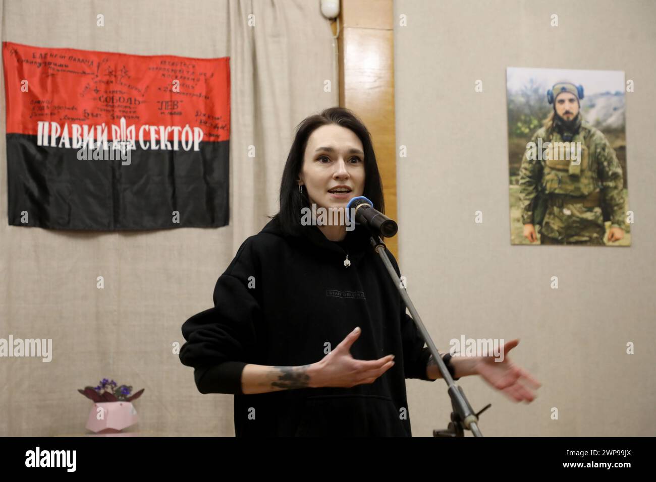 KIEW, UKRAINE - 5. MÄRZ 2024 - Sanitäter der ukrainischen Freiwilligenarmee Olena Herasymiuk hält während der Eröffnung der Ausstellung eine Rede und präsentiert die Gedichte aus einem Schlupfloch-Buch des ukrainischen Dichters und Soldaten Maksym Kryvtsov (Dali), der am 7. Januar 2024 an vorderster Front starb, als Teil des Just Nimm meine Hand und quetsche es wie ein Waffenprojekt im Nationalen Literaturmuseum der Ukraine in Kiew, Hauptstadt der Ukraine. Stockfoto