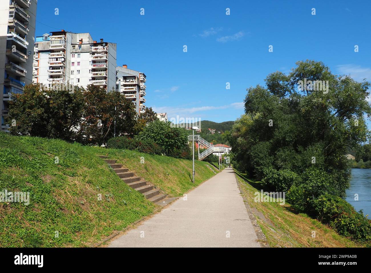 Zvornik, Bosnien und Herzegowina, 1. Oktober 2022, Fußgängerböschung entlang der Drina, Grenze zu Serbien. Wohngebäude, Waldpark Stockfoto