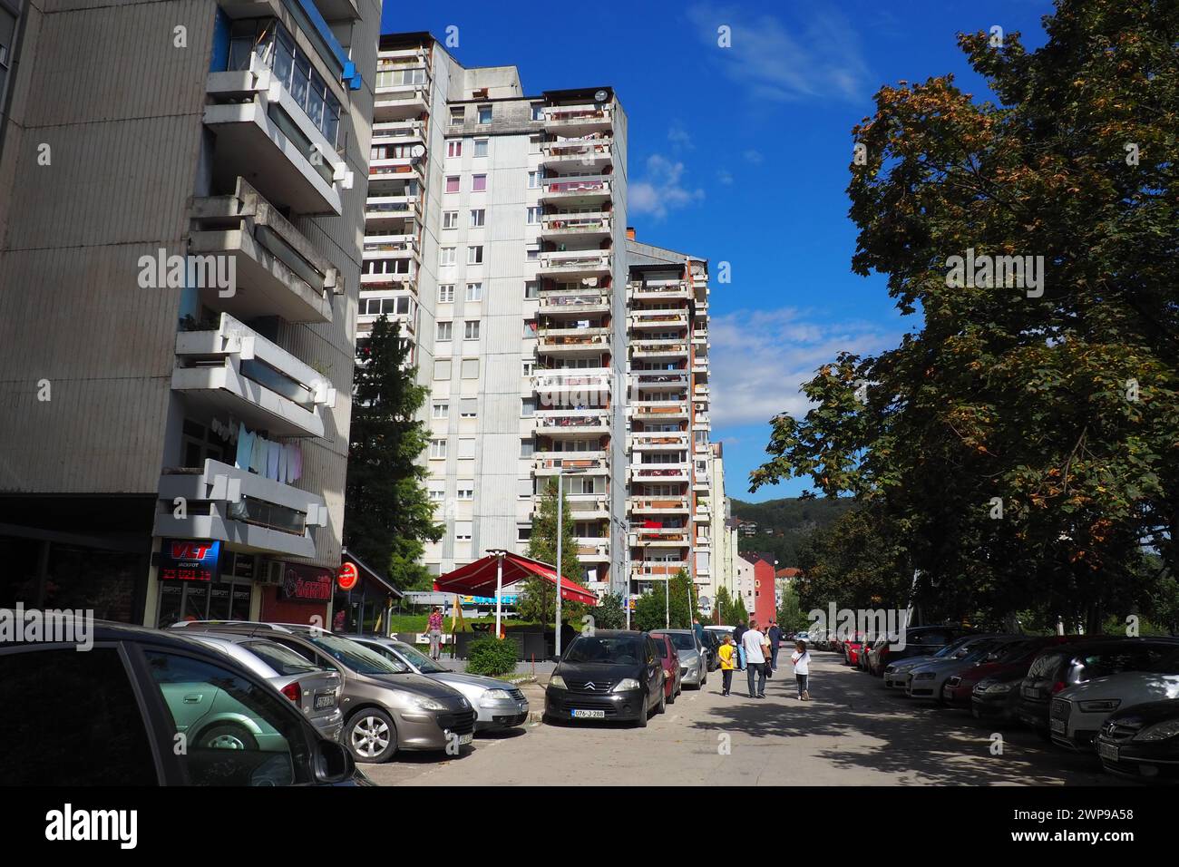 Zvornik, Bosnien und Herzegowina, 1. Oktober 2022, der Damm und die Straßen der Stadt Zvornik entlang des Flusses Drina, der Grenze zu Serbien Stockfoto