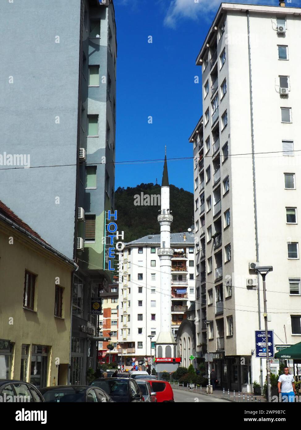 Zvornik, Bosnien und Herzegowina, 1. Oktober 2022 Alte Rijeka-Moschee, auch bekannt als Hadzi-Mahmud-Moschee. Religiöse muslimische Moschee mit einem Turm. Stadt Stockfoto