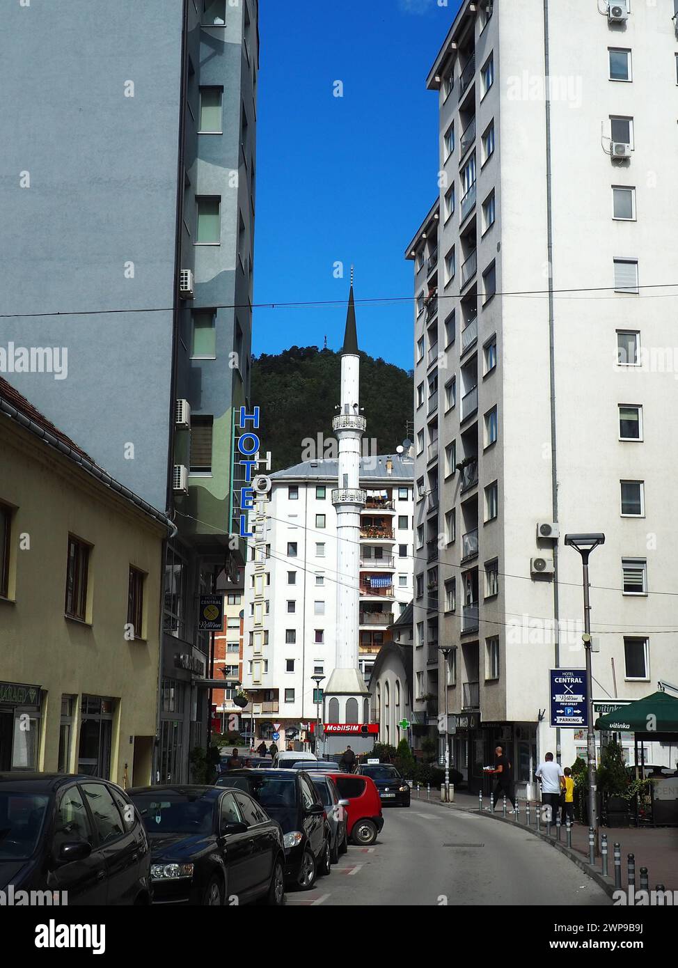 Zvornik, Bosnien und Herzegowina, 1. Oktober 2022 Alte Rijeka-Moschee, auch bekannt als Hadzi-Mahmud-Moschee. Religiöse muslimische Moschee mit einem Turm. Stadt Stockfoto