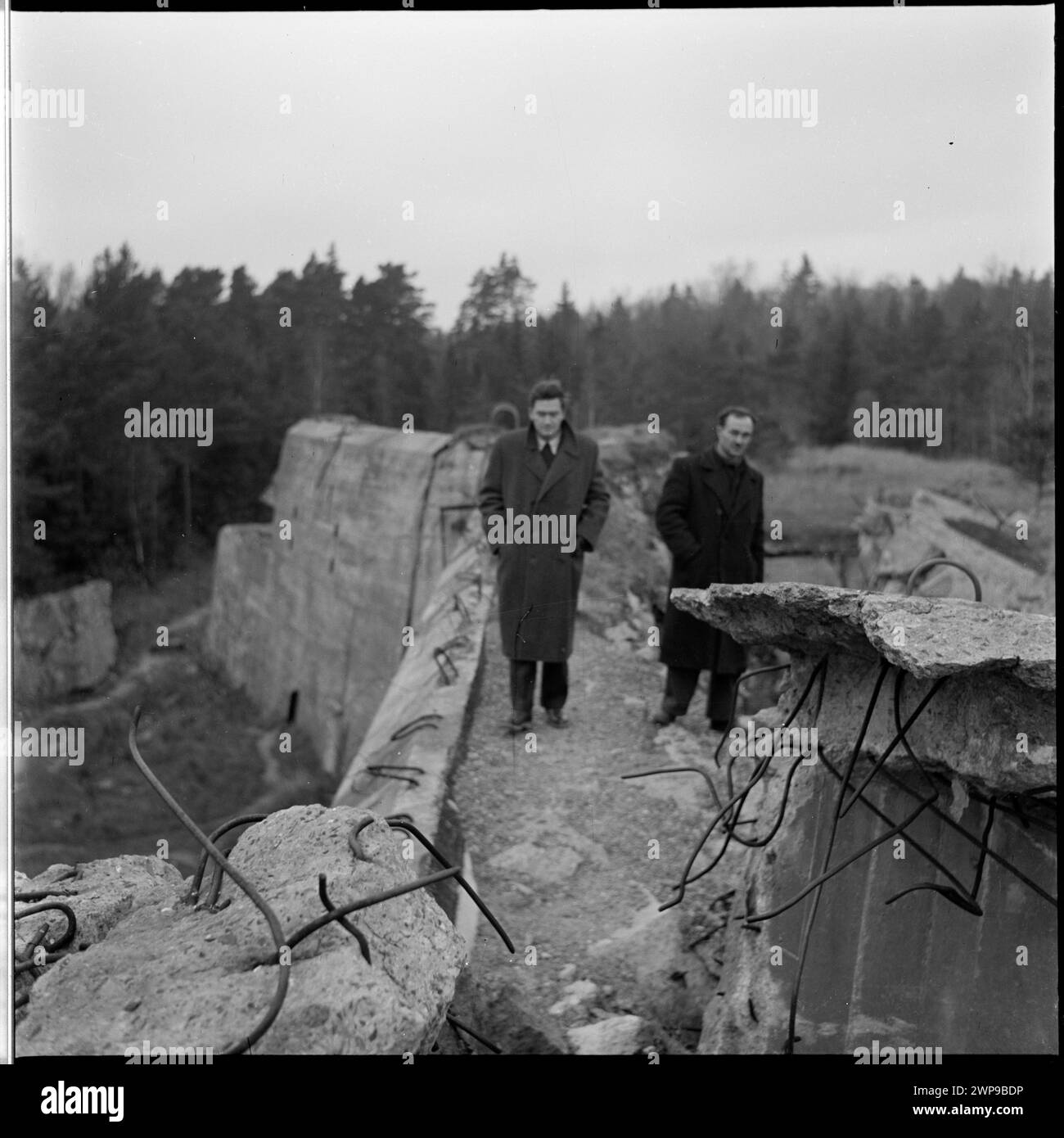 Foto mit den Überresten eines Bunkers in Wilcze Szańc, dem Hauptquartier von Adolf Hitler, dokumentiert 1953 von Mirosław Azembski und Wiesław Prażuch. Stockfoto