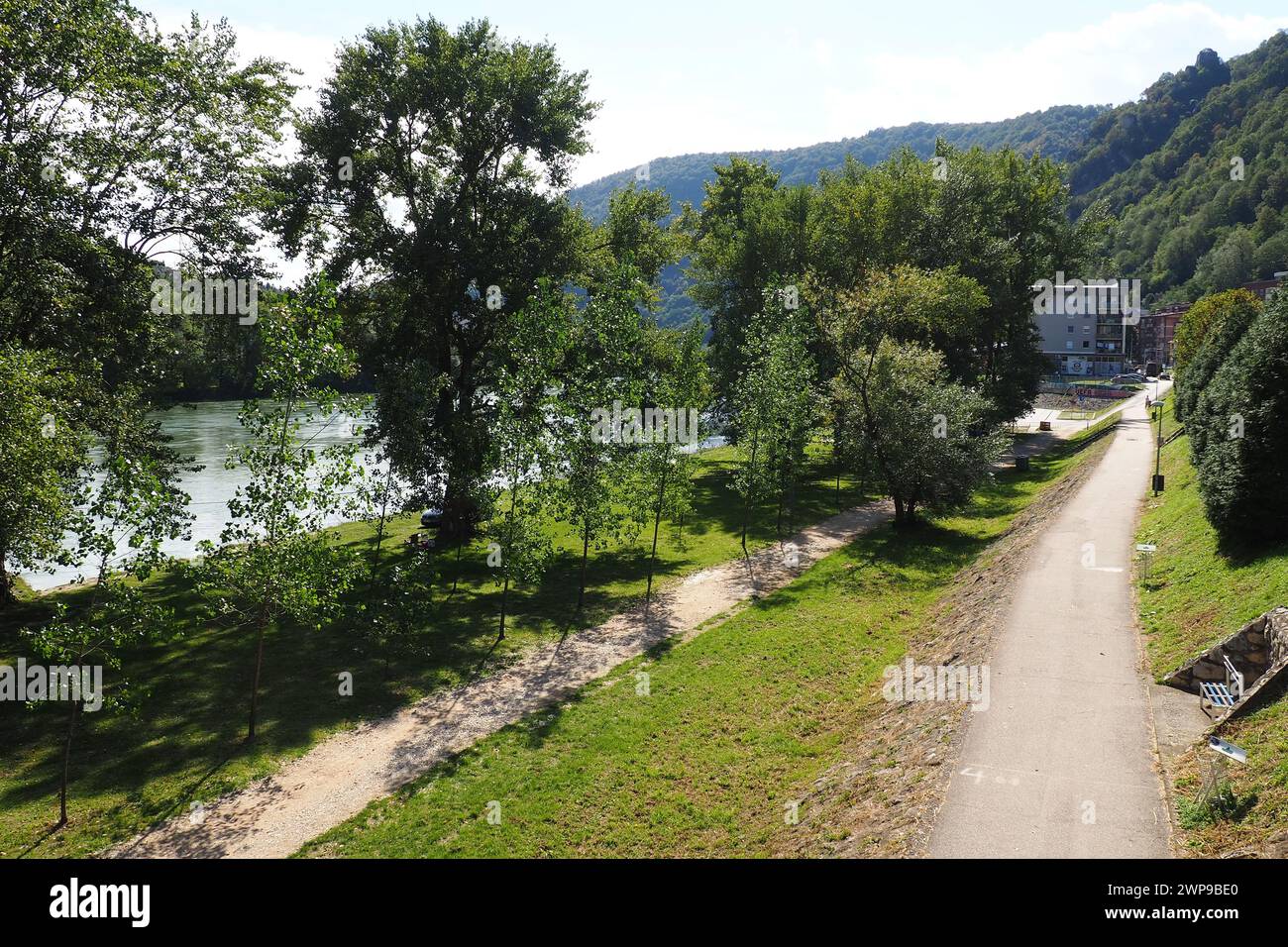 Zvornik, Bosnien und Herzegowina, 1. Oktober 2022, Fußgängerböschung entlang der Drina, Grenze zu Serbien. Wohngebäude, Waldpark Stockfoto