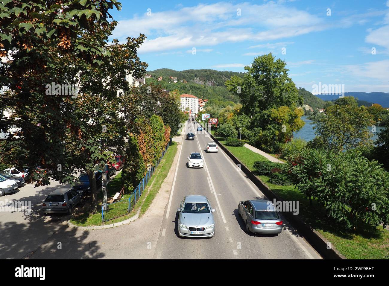 Zvornik, Bosnien und Herzegowina, 1. Oktober 2022, die Hauptstraße M19 in Bosnien und Herzegowina verbindet den Grenzübergang GP Sepak mit Serbien und Sarajevo über Zvornik Stockfoto