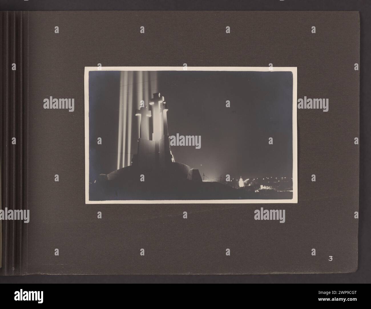 Beleuchtetes Vilnius. "Ein Denkmal auf dem Berg Trzykrzyska; Zdanowscy, Edmund und Boles Produkte von W Dzkien / Papier / Fotopapier / Bromidpapier; Fotodruck: Höhe 8,5 cm, Breite 13,5 cm, Karte im Album: Höhe 17,0 cm, Breite 24,5 cm; Di 67085 /3 mnw; alle Rechte Stockfoto