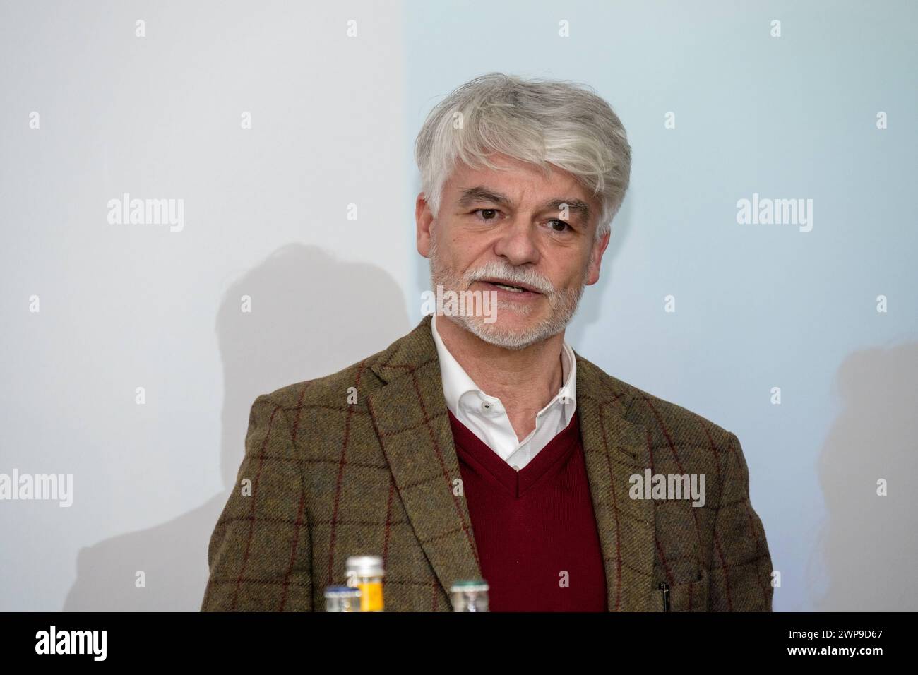 Kiel, 02. 03.2024, Pressekonferenz zur Kieler Woche 2024. Ob Ulf Kämpfer, Organisatoren und Partner stellen neue Premiumpartnerin Deutsche Fernsehlotterie und Programm vor *** Kiel, 02 03 2024, Pressekonferenz zur Kieler Woche 2024 Bürgermeister Ulf Kämpfer, Organisatoren und Partner präsentieren neuen Premium-Partner Deutsche Fernsehlotterie und Programm Stockfoto