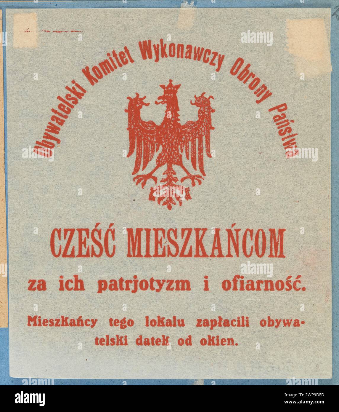 Das Fenster aus dem Jahr 1913-1921 zeigt das polnische Emblem und die Inschrift zur Anerkennung des bürgerlichen Patriotismus und der Spenden des Bürgerverteidigungskomitees Pałua. Stockfoto