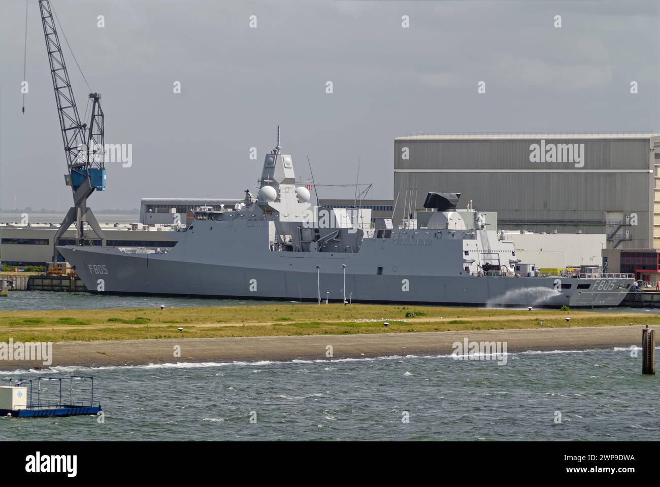 Die HNLMS Evertsen, eine geführte Raketenfregatte neben dem Hafen von den Helder in den Niederlanden, wird im Mai nachgeliefert. Stockfoto