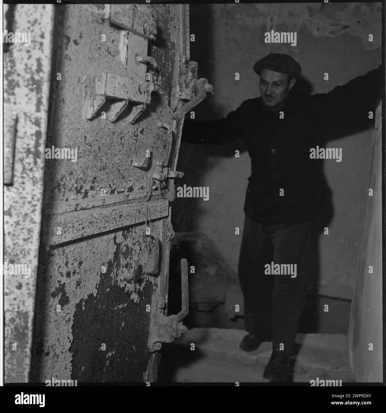 Foto mit dem Eingang zu einem Bunker in Wilcze Szańc, Adolf Hitlers Hauptquartier, aufgenommen 1953 von Mirosław Azembski und Wiesław Prażuch. Stockfoto