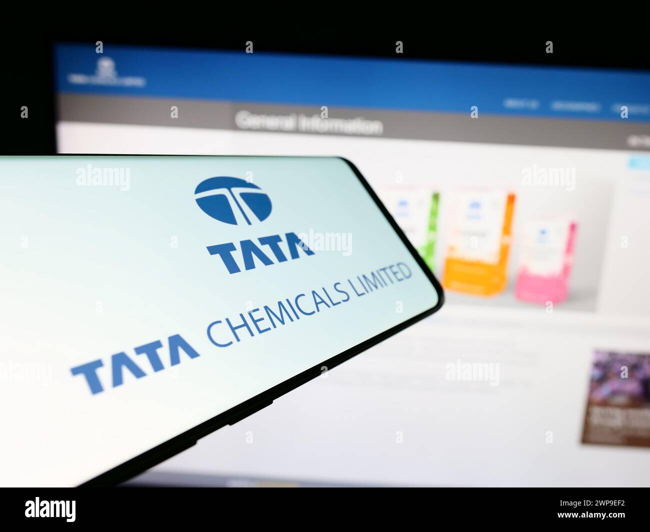 Mobiltelefon mit Logo des indischen Chemieunternehmens Tata Chemicals Limited vor der Business-Website. Konzentrieren Sie sich auf die Mitte des Telefondisplays. Stockfoto