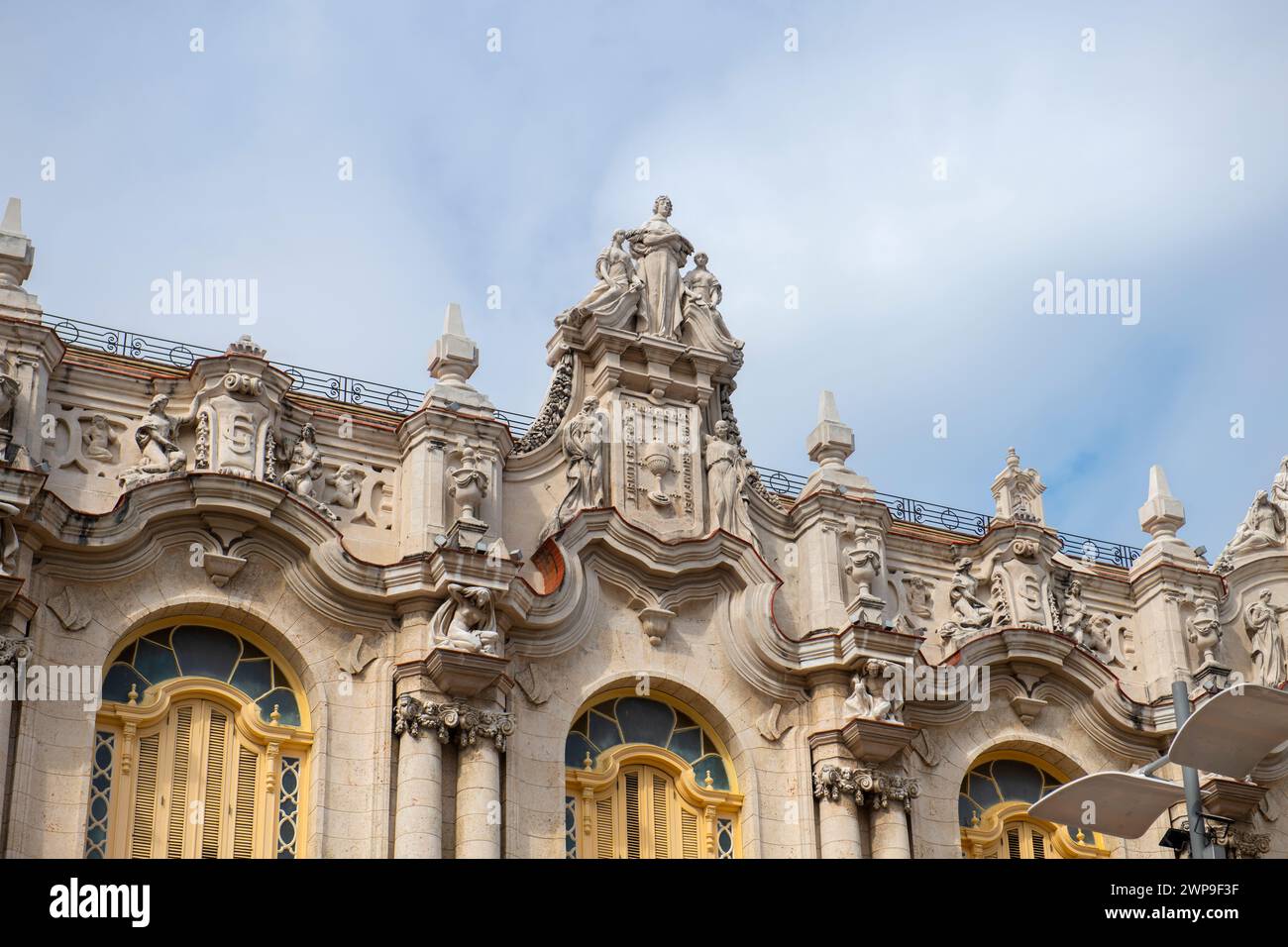 Großes Theater von Havanna (Gran Teatro de la Habana) am Paseo del Prado im Central Park (Parque Central) in Old Havana (La Habana Vieja), Kuba. Old Hava Stockfoto