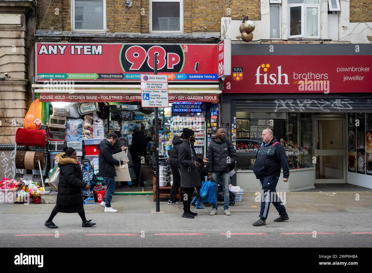 London, Großbritannien. 6. März 2024. In Dalston, East London, passieren die Menschen Geschäfte, während Jeremy Hunt, Kanzler des Finanzministeriums, seine Rede vor Parlamentsabgeordneten im Unterhaus hält. Quelle: Stephen Chung / Alamy Live News Stockfoto