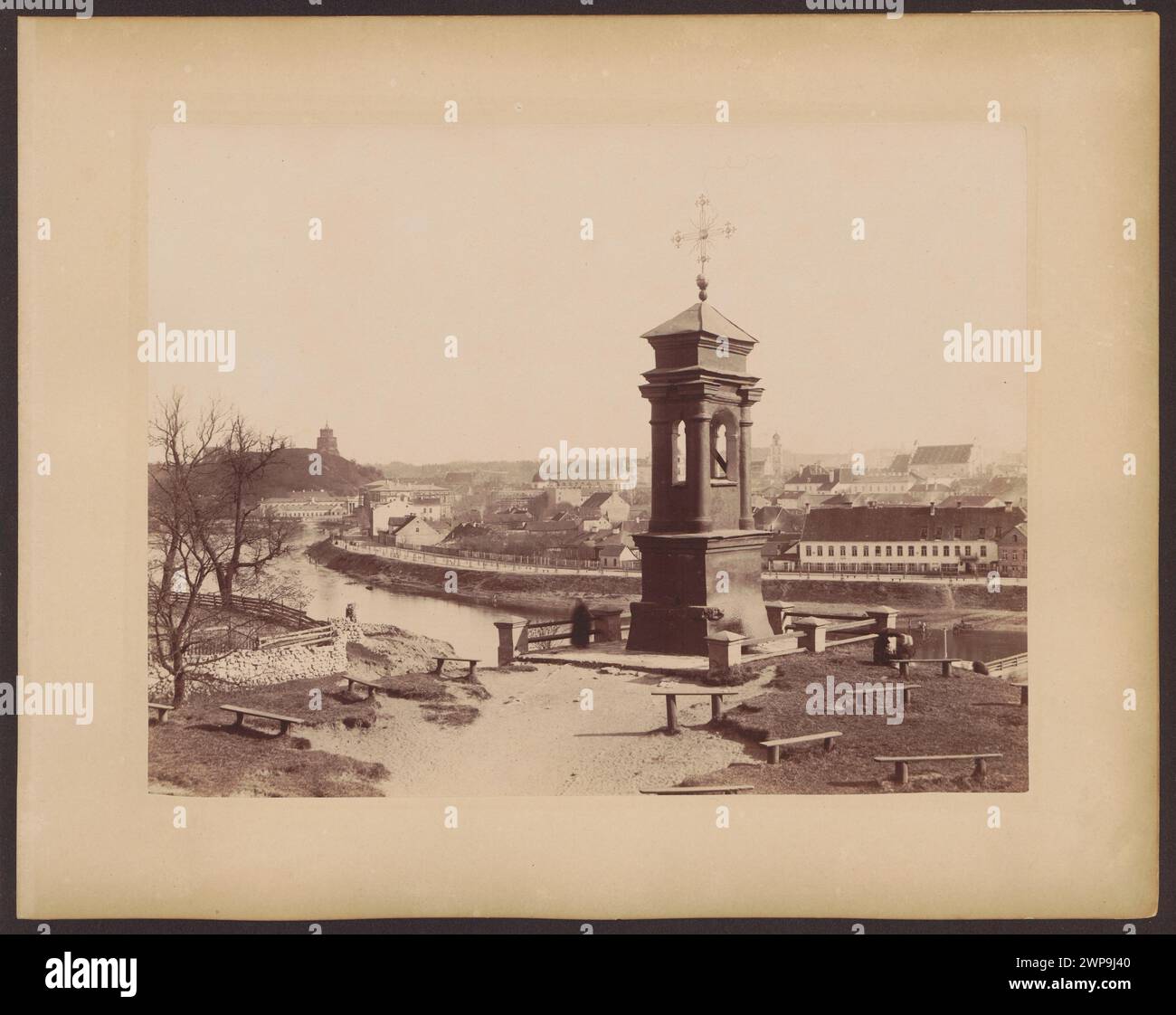 Blick auf eine Kapelle in Snipiszki mit Panoramablick auf Vilnius, geschaffen von Józef Czechowicz um 1875. Stockfoto