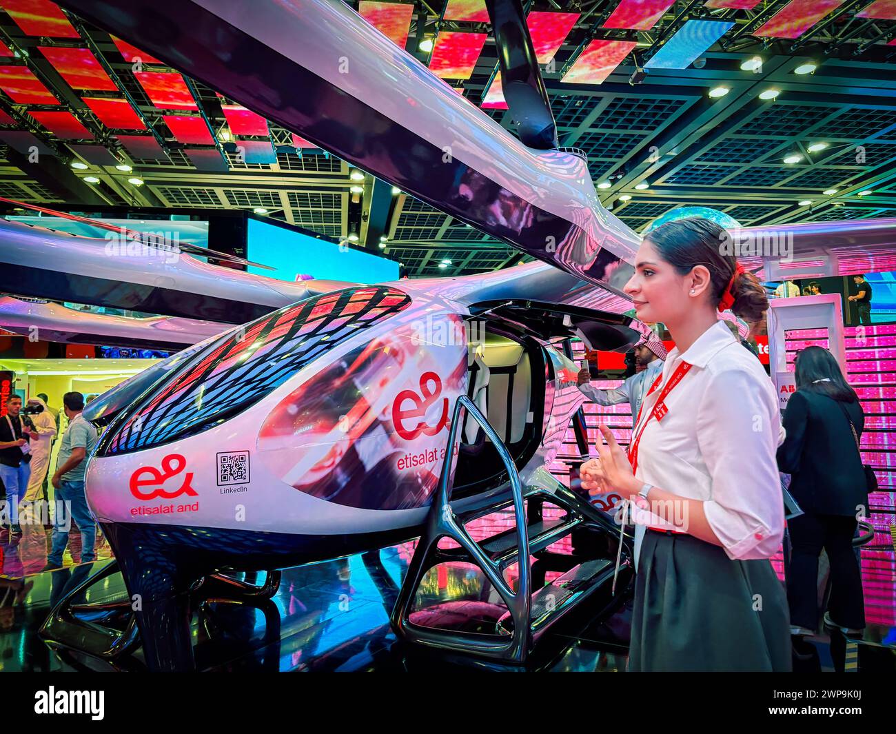 Vereinigte Arabische Emirate, Dubai, 16. 10. 2023. Die GITEX 2023, die vom 16. Bis 20. Oktober in Dubai stattfindet, ist mehr als nur ein Schaufenster für Innovationen in den Bereichen KI und Cybersicherheit. Sie stellt auch eine bedeutende Chance für die Schwellenländer dar, insbesondere für die Länder im Nahen Osten und in den BRICS-Ländern. Diese schnell wachsenden Technologieregionen werden von einer Plattform profitieren, die Investitionen anlockt und internationale Partnerschaften aufbaut und so zur Gestaltung der globalen digitalen Zukunft beiträgt. Foto von Fred MARIE / Collectif DR. Vereinigte Arabische Emirate, Dubai, 16. 10. 2023. GITEX 2023, le Salon te Stockfoto